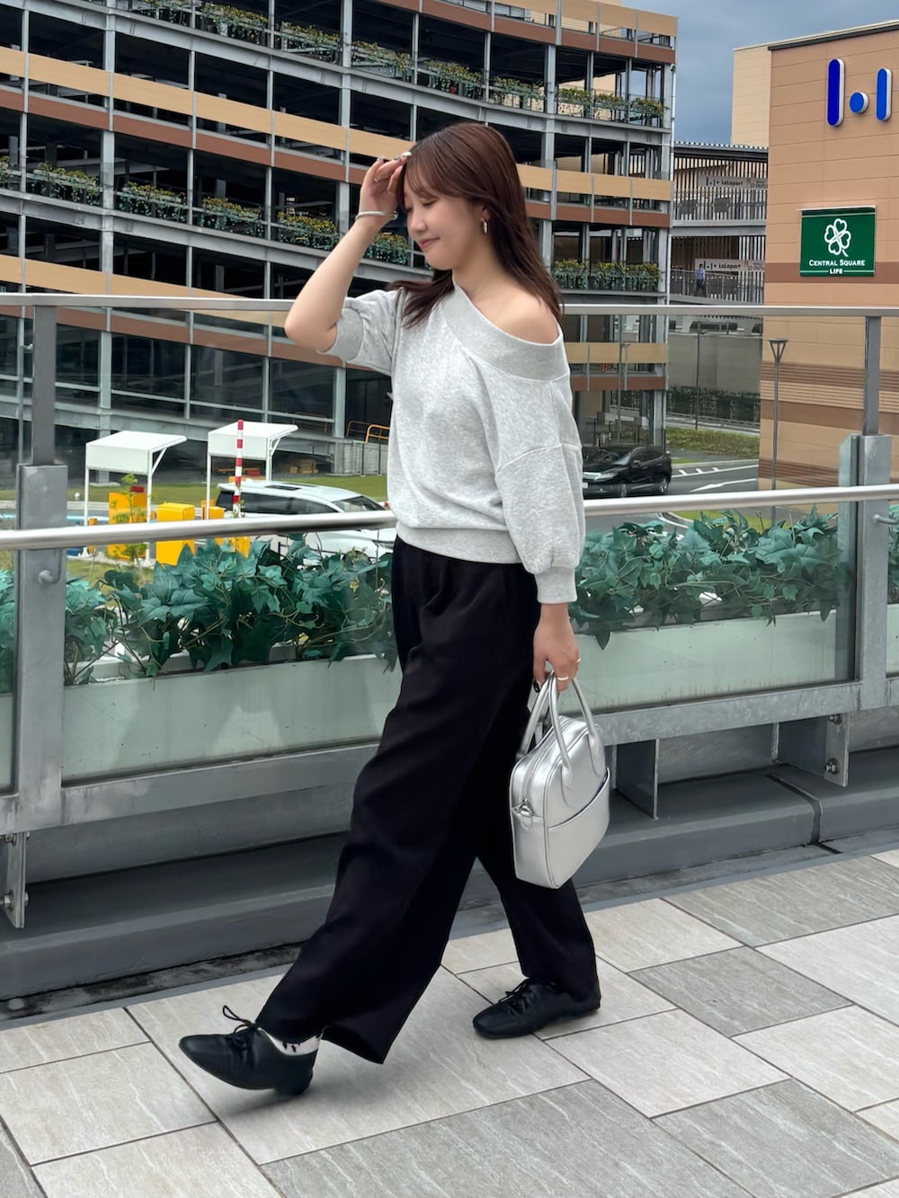 ブラック系のその他パンツ、グレー系のスウェット、シルバー系のボストンバッグを着用したレディースの夏コーディネートの4枚目の写真