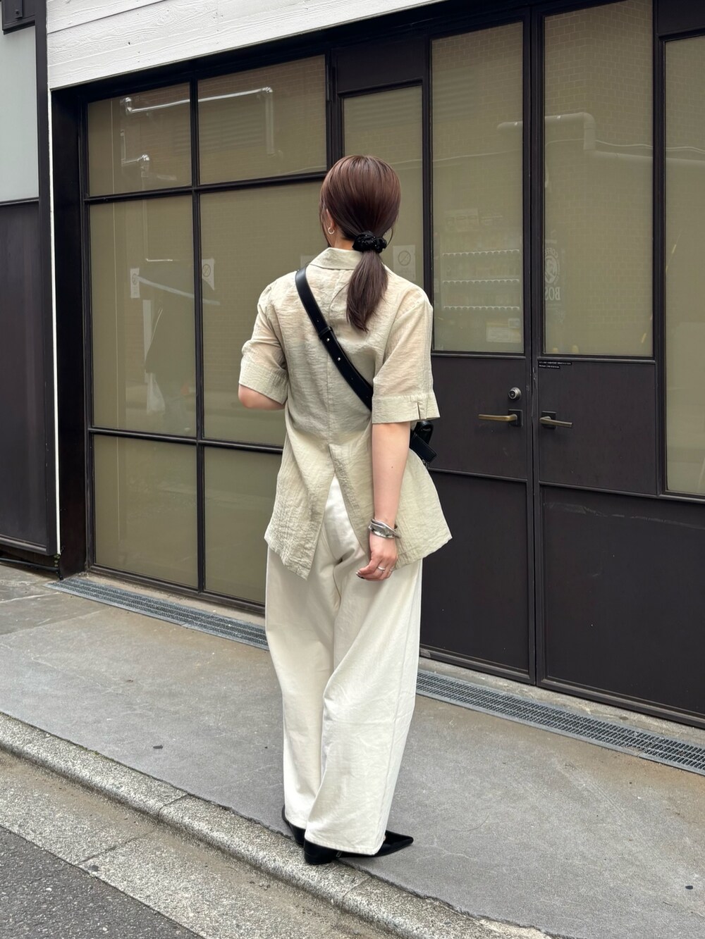 ホワイト系のその他パンツ、ベージュ系のシャツ/ブラウス、ブラック系のボディバッグ/ウエストポーチを着用したレディースの夏コーディネートの2枚目の写真