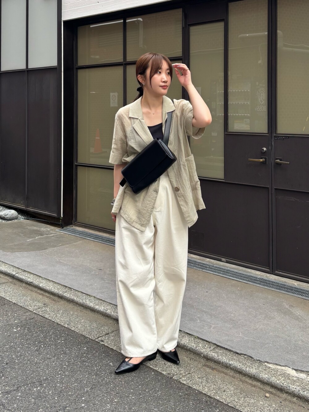 ホワイト系のその他パンツ、ベージュ系のシャツ/ブラウス、ブラック系のボディバッグ/ウエストポーチを着用したレディースの夏コーディネートの4枚目の写真