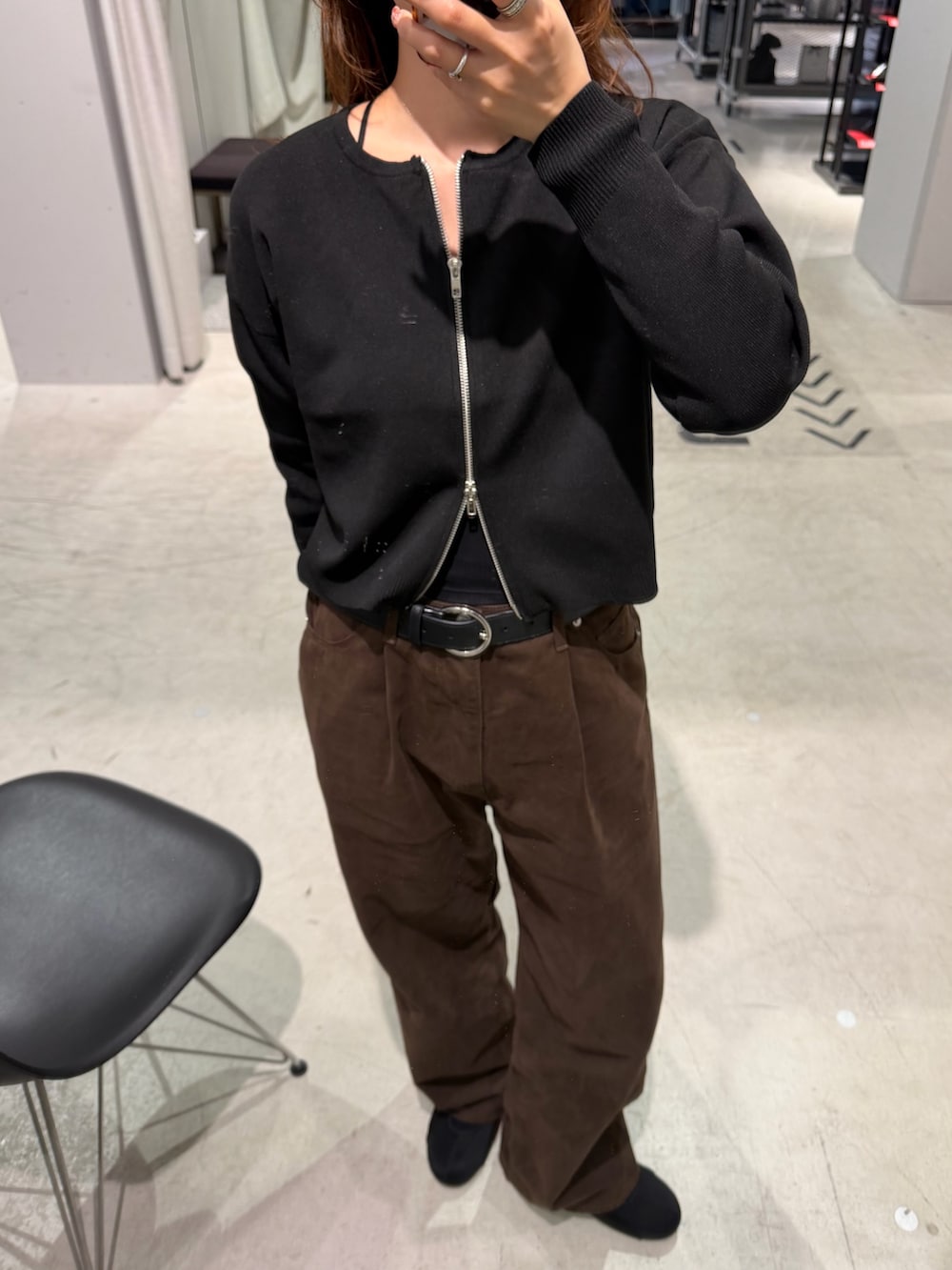 ブラウン系のその他パンツ、ブラック系のカーディガン/ボレロ、ブラック系のスニーカーを着用したレディースの秋コーディネートの2枚目の写真