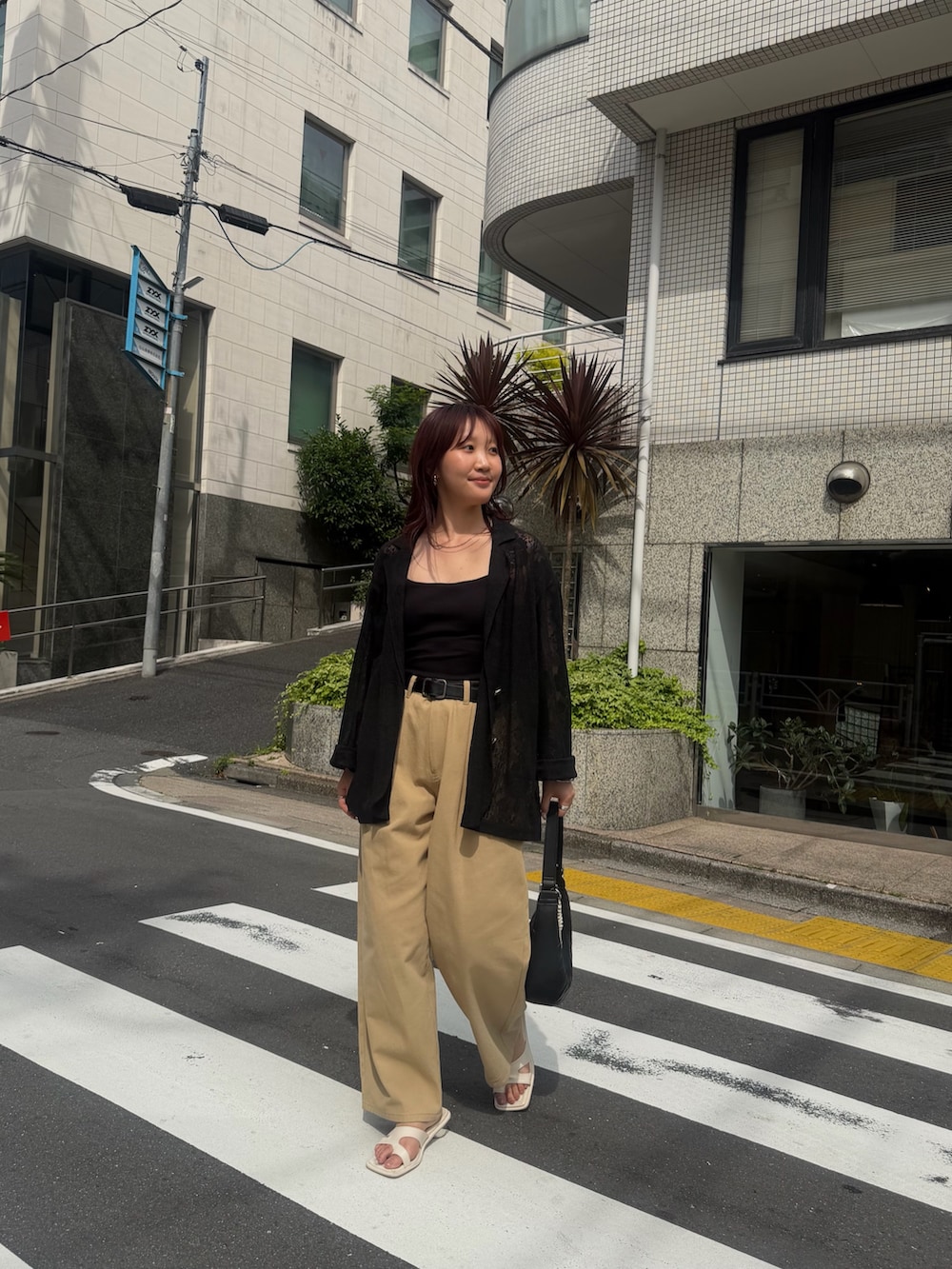 ベージュ系のその他パンツ、ブラック系のテーラードジャケットを着用したレディースの夏コーディネートの3枚目の写真