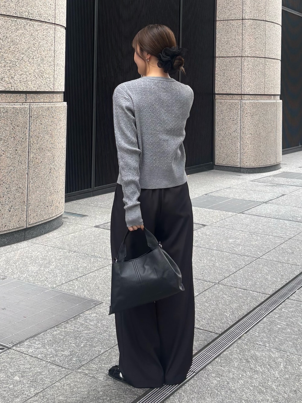 ブラック系のその他パンツ、グレー系のカーディガン/ボレロ、ブラック系のハンドバッグを着用したレディースの秋コーディネートの2枚目の写真