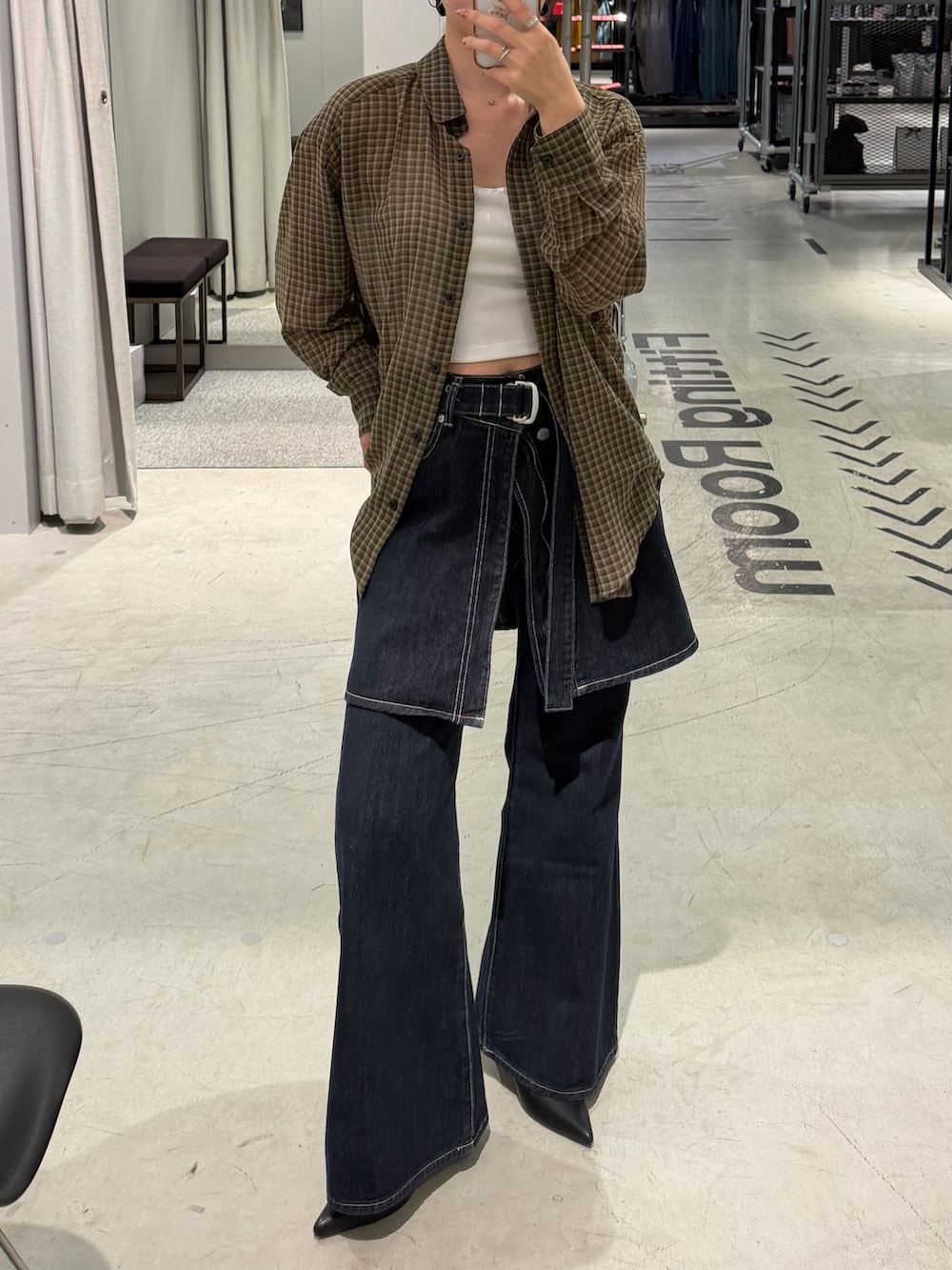 ブルー系のデニムスカート、ブルー系のデニムパンツ、ブラウン系のシャツ/ブラウスを着用したレディースの秋コーディネートの2枚目の写真