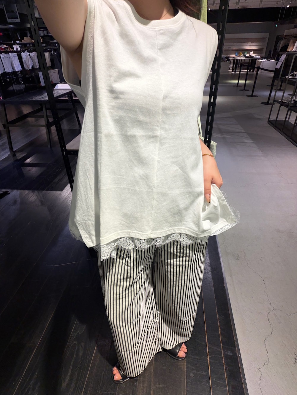 ホワイト系のTシャツ/カットソー、ブルー系のその他パンツ、ブラック系のサンダルを着用したレディースの夏コーディネートの2枚目の写真