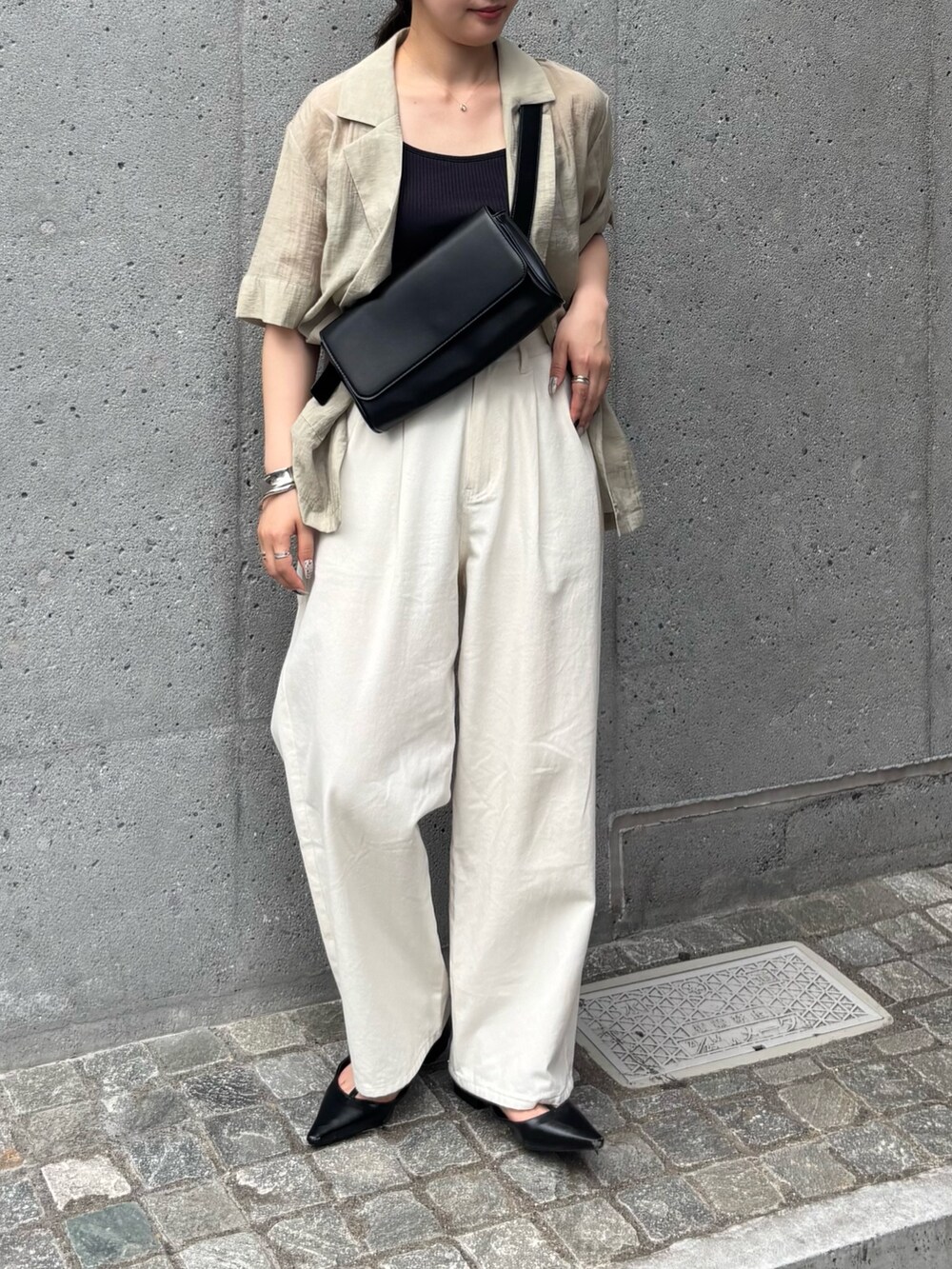 ホワイト系のその他パンツ、ベージュ系のシャツ/ブラウス、ブラック系のボディバッグ/ウエストポーチを着用したレディースの夏コーディネートの3枚目の写真