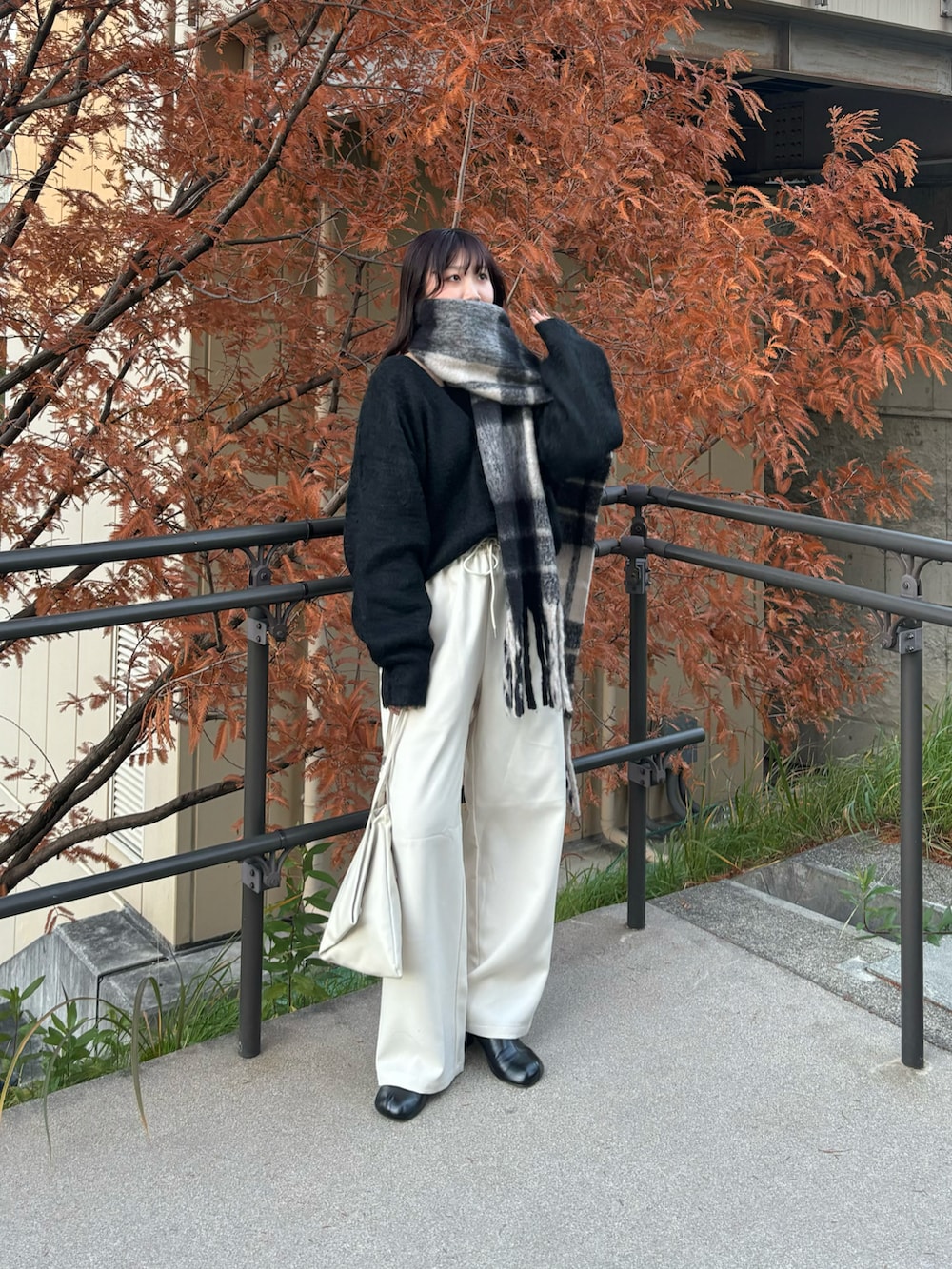 ブラック系のカーディガン/ボレロ、ブラック系のその他パンツ、ホワイト系のバッグを着用したレディースの冬コーディネートの2枚目の写真