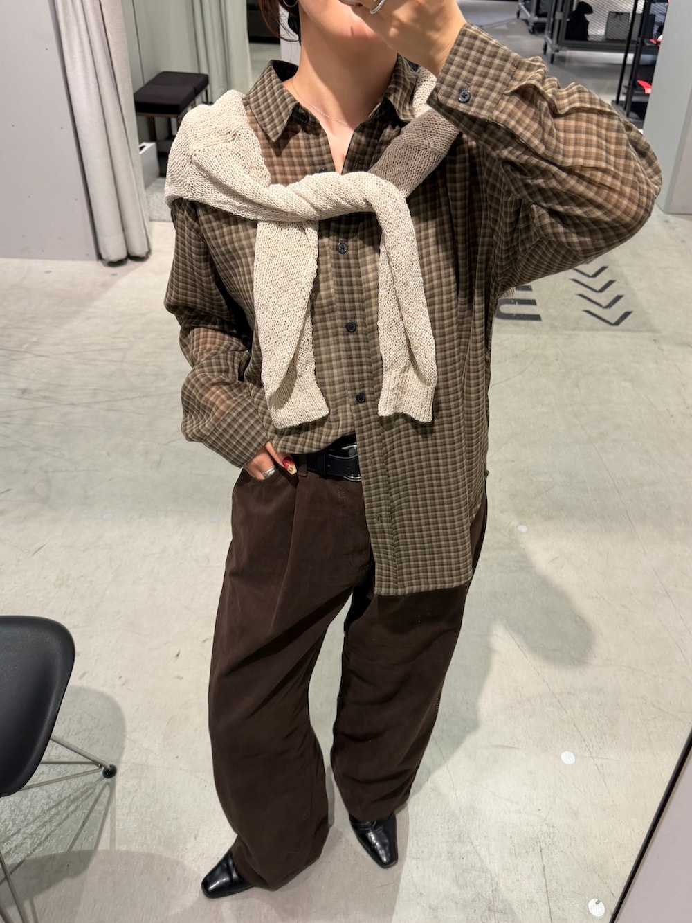 ブラウン系のシャツ/ブラウス、ベージュ系のニット/セーター、ブラウン系のその他パンツを着用したレディースの秋コーディネートの2枚目の写真