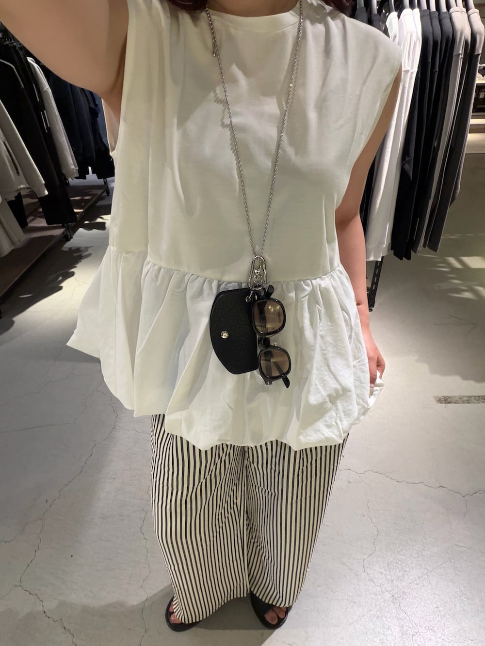ブルー系のその他パンツ、ブラック系のサンダル、ホワイト系のTシャツ/カットソーを着用したレディースの夏コーディネートの2枚目の写真