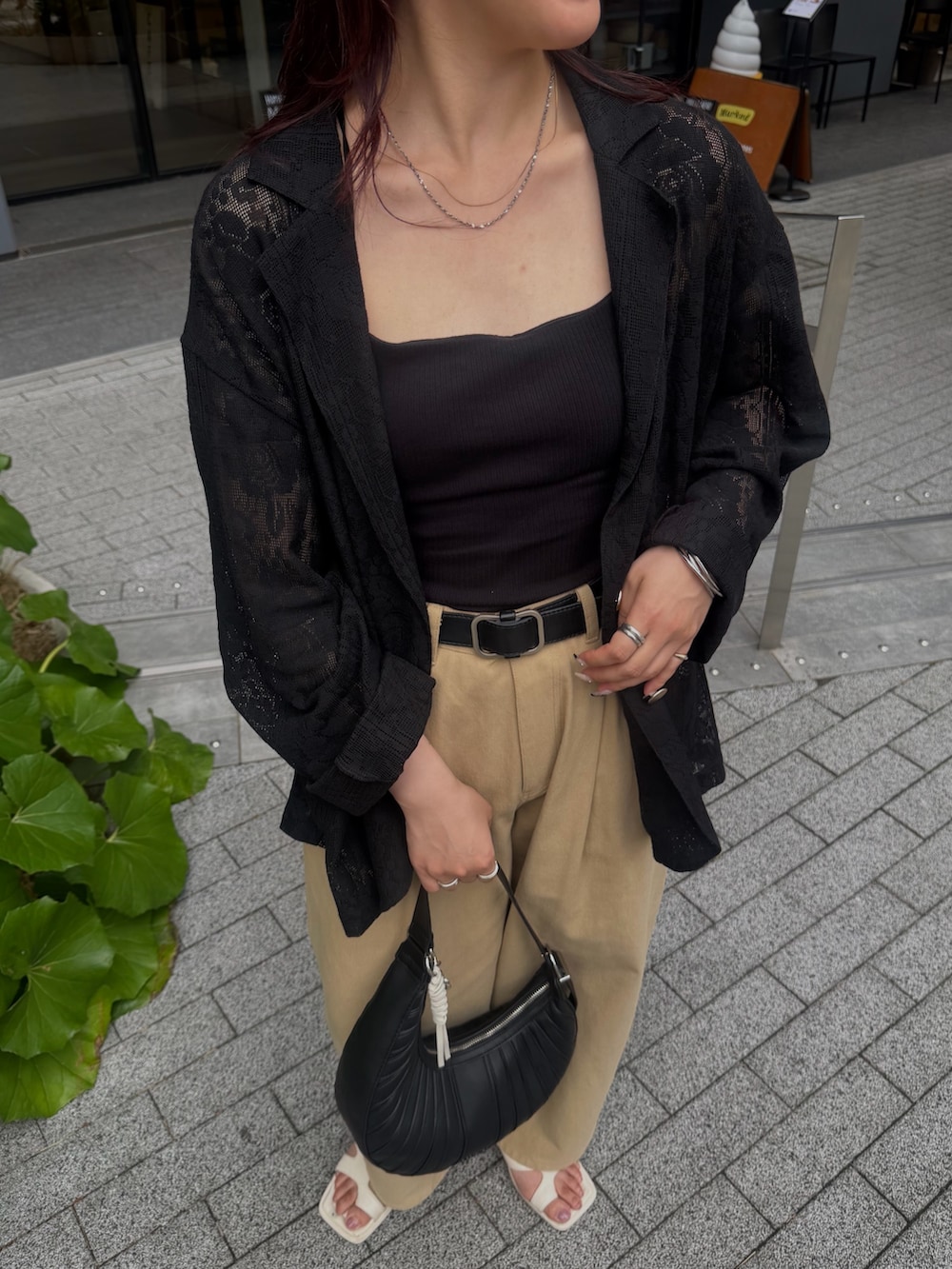 ベージュ系のその他パンツ、ブラック系のテーラードジャケットを着用したレディースの夏コーディネートの2枚目の写真