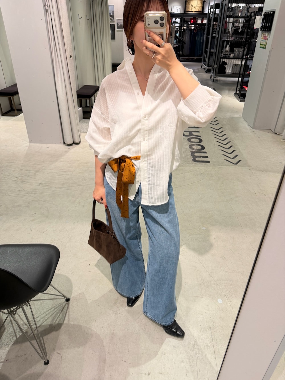 ホワイト系のシャツ/ブラウス、ブルー系のデニムパンツ、ブラウン系のトートバッグを着用したレディースの秋コーディネートの4枚目の写真