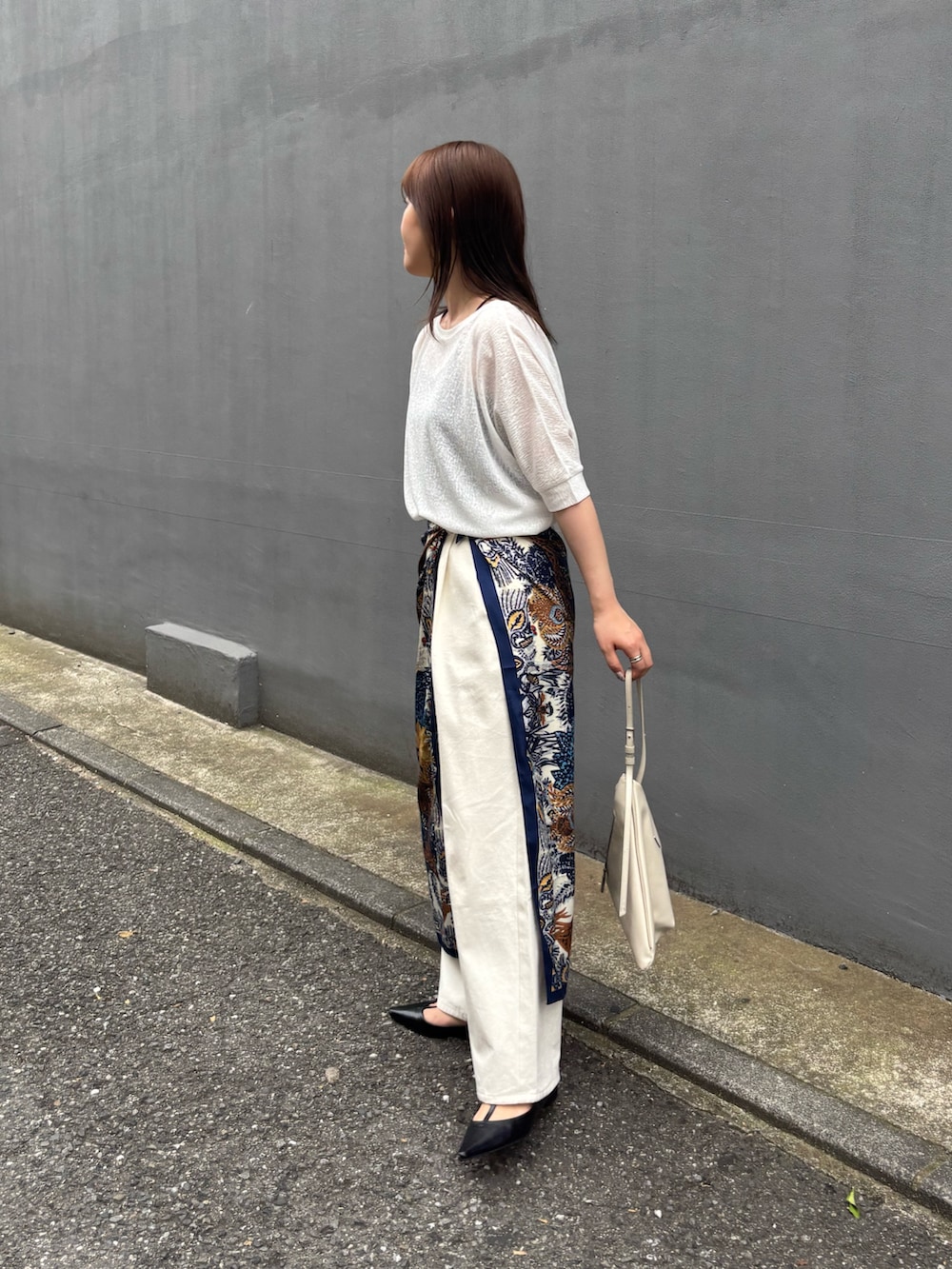 「オトナカジュアル、オトナ女子、きれいめカジュアル、ワントーンコーデ、パンツスタイル、オールホワイト、ワントーン、スカーフ、スカーフアレンジ、骨格ウェーブ、体型カバー、白パンツ、シアートップス」｜「COLONY 2139のボタニカル大判スカーフ 90×90（バンダナ/スカーフ、ブルー系）」を使った、miokoさん（骨格ウェーブ・レディース・158cm）の夏コーディネートの3枚目の写真
