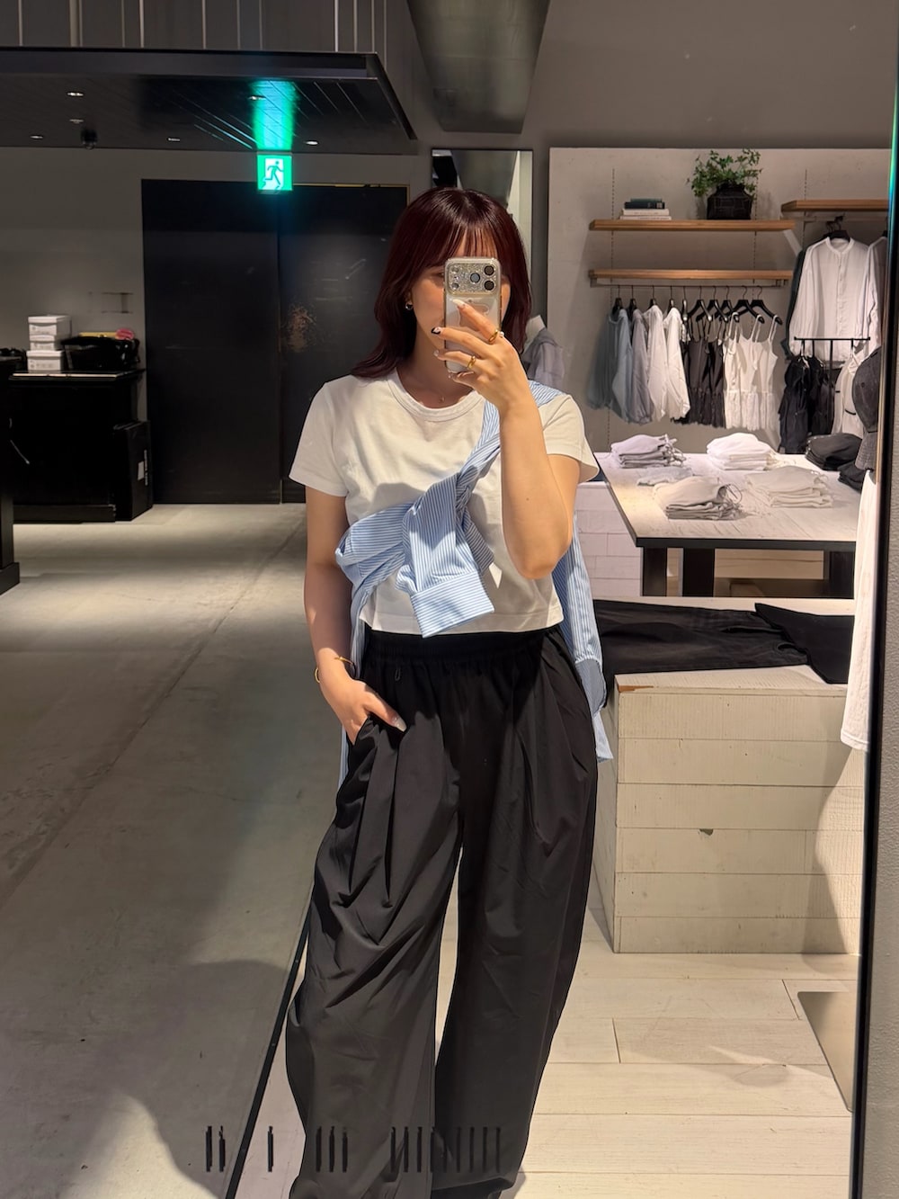 ブラック系のその他パンツ、ホワイト系のTシャツ/カットソー、ブラック系のサンダルを着用したレディースの夏コーディネートの3枚目の写真