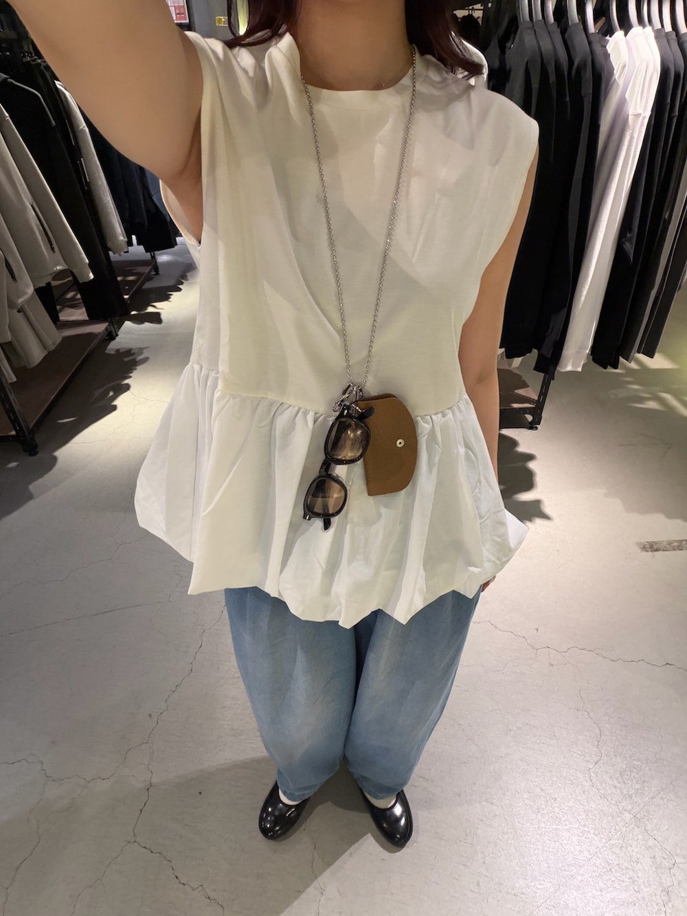 ホワイト系のTシャツ/カットソー、ブルー系のデニムパンツ、ブラック系のバレエシューズを着用したレディースの夏コーディネートの2枚目の写真
