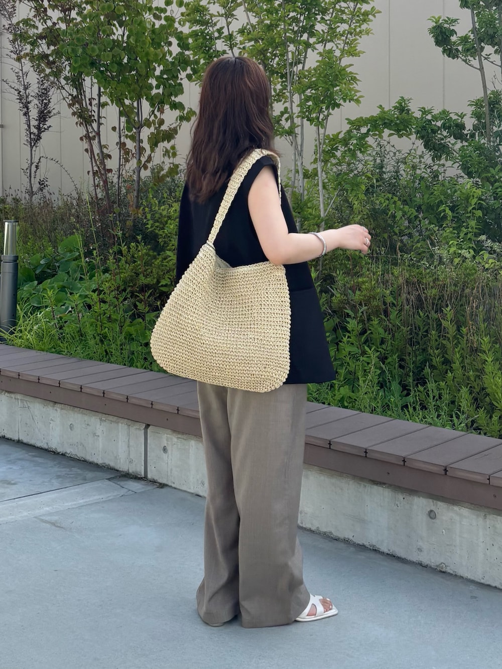 ベージュ系のサロペット/オーバーオール、ブラック系のその他アウター、ベージュ系のショルダーバッグを着用したレディースの夏コーディネートの2枚目の写真