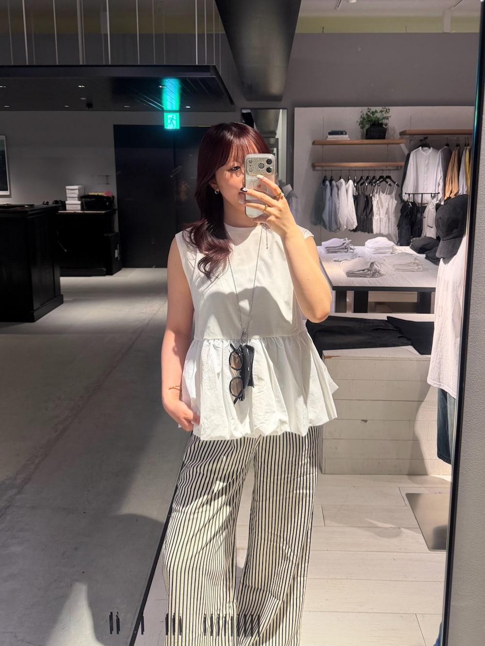 ブルー系のその他パンツ、ブラック系のサンダル、ホワイト系のTシャツ/カットソーを着用したレディースの夏コーディネートの3枚目の写真