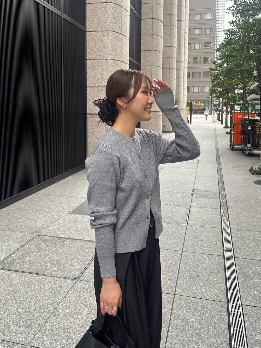 ブラック系のその他パンツ、グレー系のカーディガン/ボレロ、ブラック系のハンドバッグを着用したレディースの秋コーディネートの3枚目の写真