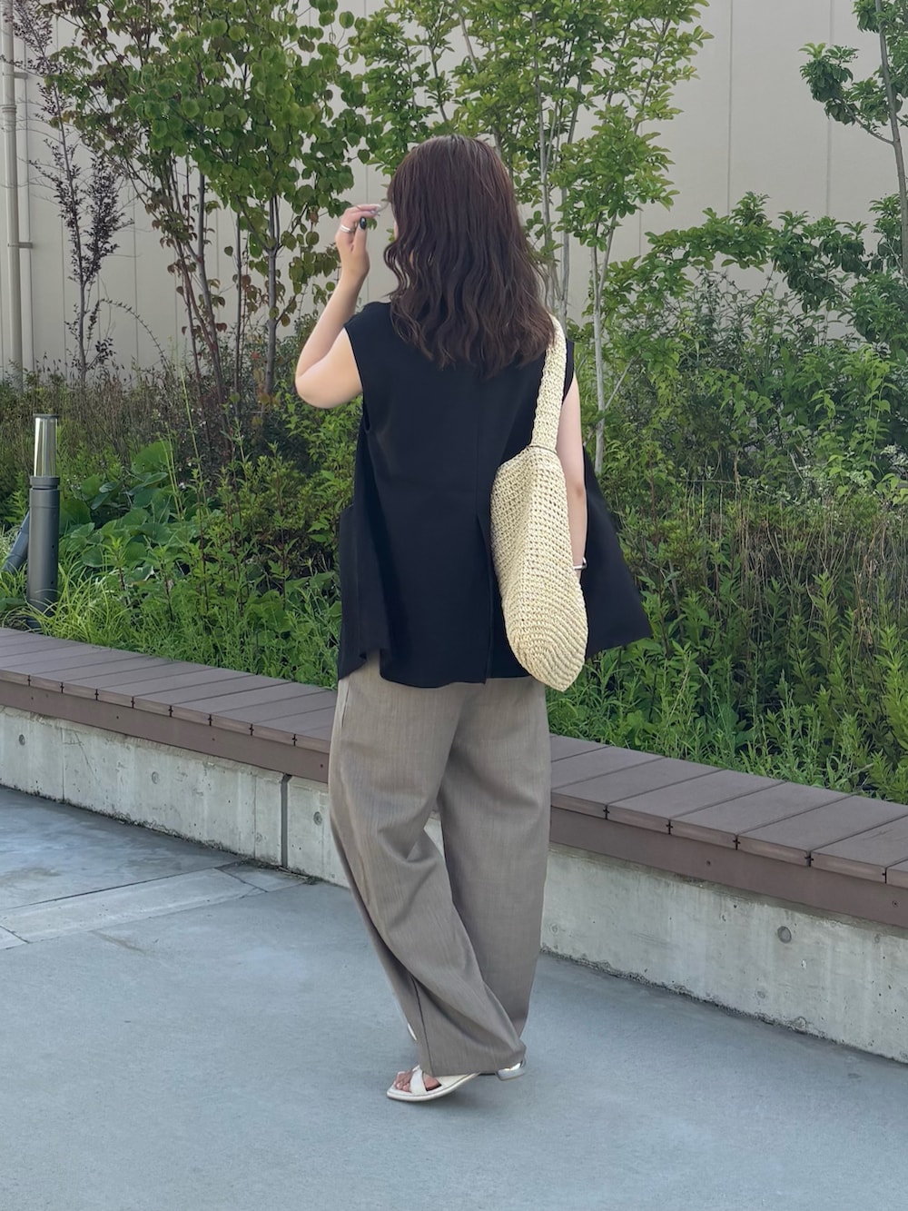 ベージュ系のサロペット/オーバーオール、ブラック系のその他アウター、ベージュ系のショルダーバッグを着用したレディースの夏コーディネートの3枚目の写真