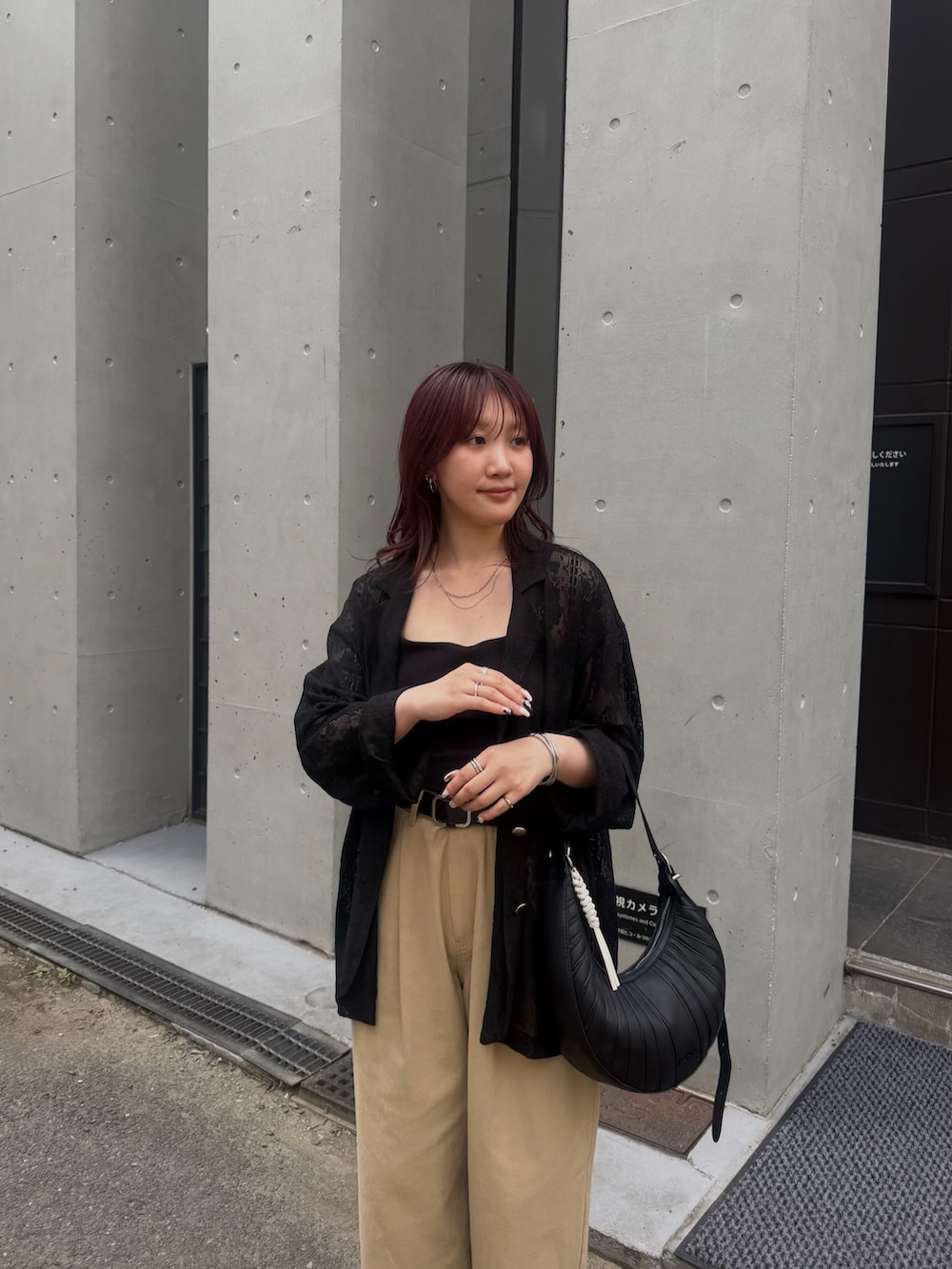 ベージュ系のその他パンツ、ブラック系のテーラードジャケットを着用したレディースの夏コーディネートの4枚目の写真
