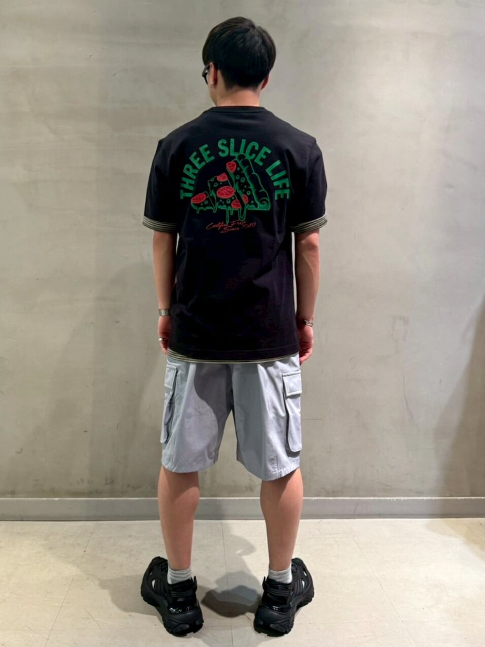 「adidas、アディダス、アディダス(adidas)、半袖シャツ、スニーカーサンダル、ショーツ、ボーダー、ボーダートップス」｜「adidasのラウンジ ピザグラフィック 半袖Tシャツ（Tシャツ/カットソー、ブラック系）」を使った、KRさん（メンズ・163cm）の夏コーディネートの2枚目の写真