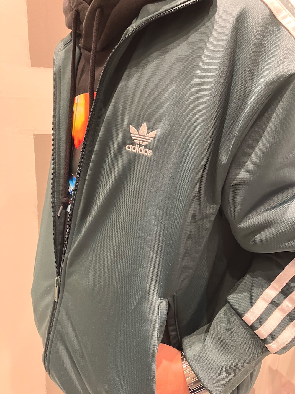 「スニーカー、adidas、アディダス、トラックパンツ、adidas originals、アディダスオリジナルス、ベルン、ベッケンバウアー、トラックトップ、アディカラー」｜「adidasのアディカラー クラシックス ファイヤーバード トラックトップ（ジャージ） / アディダスオリジナルス adidas Originals（ジャージ、グリーン系）」を使った、KRさん（メンズ・163cm）の秋コーディネートの3枚目の写真