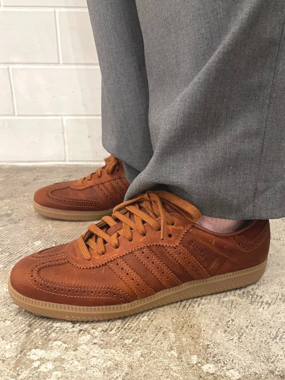 「スニーカー、adidas、スニーカーコーデ、adidas originals、ユニフォーム、アーセナル、samba」｜「adidasのアーセナル 25/26 ホームジャージー / アディダス adidas（Tシャツ/カットソー、レッド系）」を使った、KRさん（メンズ・163cm）の夏コーディネートの3枚目の写真