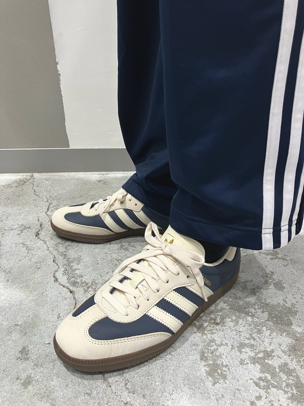 「スニーカー、adidas、アディダス、クルーネックセーター、トラックパンツ、adidas originals、アディダスオリジナルス、70s、サンバ、アディカラー」｜「adidasのアディダス オリジナルス 70s クルーネックセーター（ニット/セーター、グリーン系）」を使った、KRさん（メンズ・163cm）の秋コーディネートの2枚目の写真