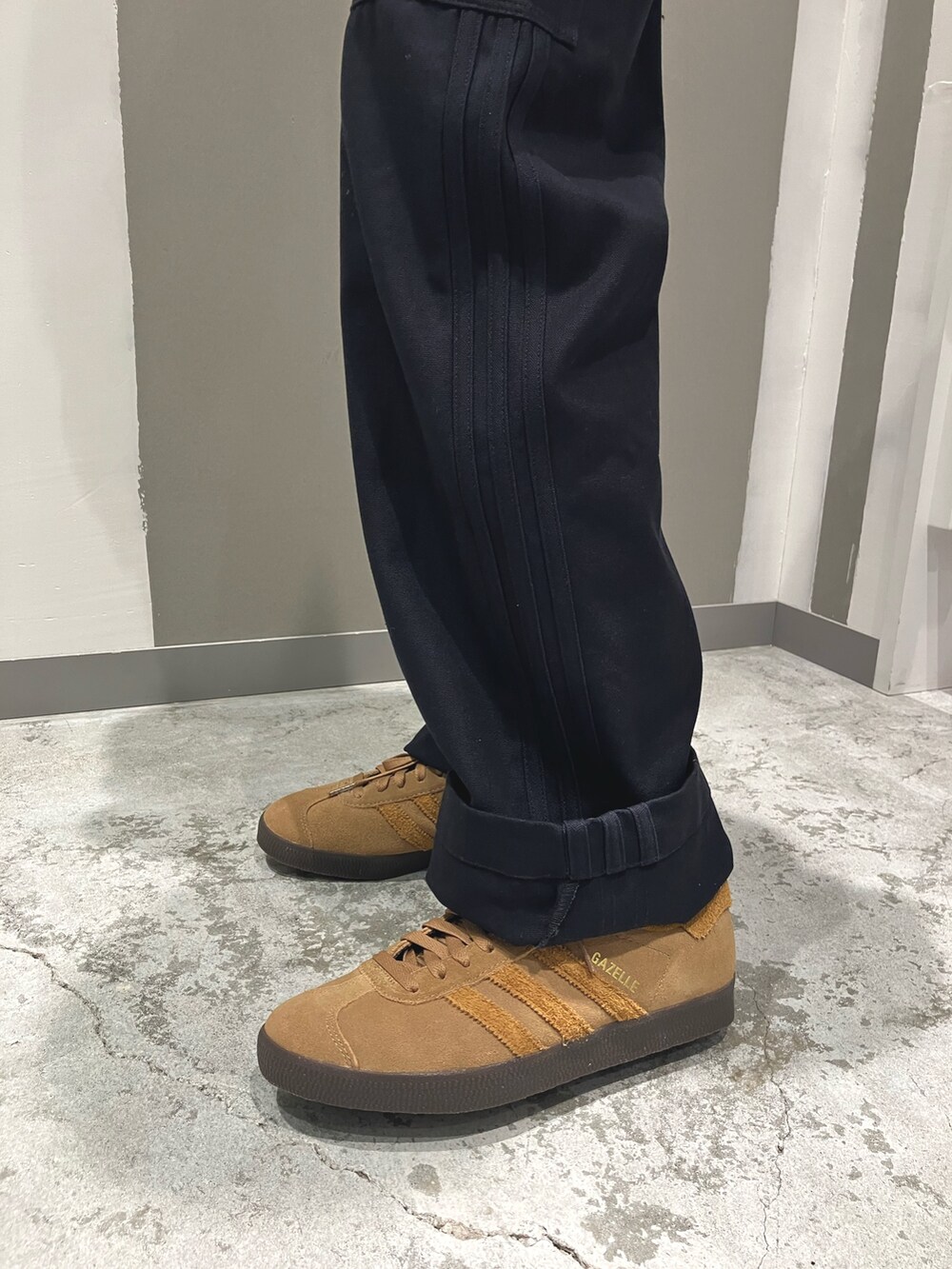 「スニーカー、パーカー、adidas、カーゴパンツ、アディダス、ビーニー、adidas originals、トラックジャケット、アディダスオリジナルス、ガゼル」｜「adidasのアディカラー ショートビーニー / アディダスオリジナルス adidas Originals（ニットキャップ/ビーニー、ブラック系）」を使った、KRさん（メンズ・163cm）の秋コーディネートの2枚目の写真