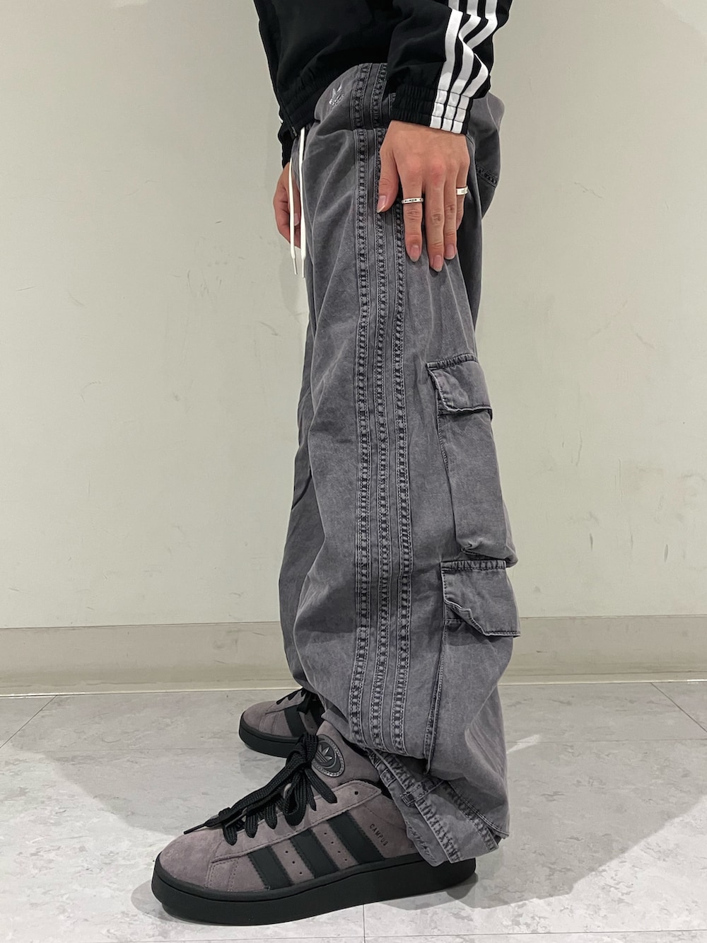 アディダス カーゴパンツ グレー KR(アディダス ブランドコアストア 名古屋)｜adidasのスニーカーを使っ