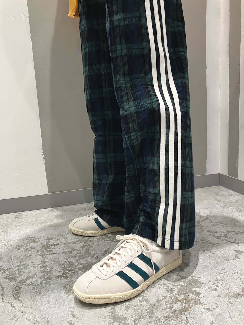 「スニーカー、パーカー、adidas、アディダス、ワイドパンツ、adidas originals、タバコ、アディダスオリジナルス、トラックトップ、アディカラー」｜「adidasのアディカラー クラシックス SSTトラックジャケット（ジャージ） / アディダスオリジナルス adidas Originals（ジャージ、イエロー系）」を使った、KRさん（メンズ・163cm）の秋コーディネートの3枚目の写真