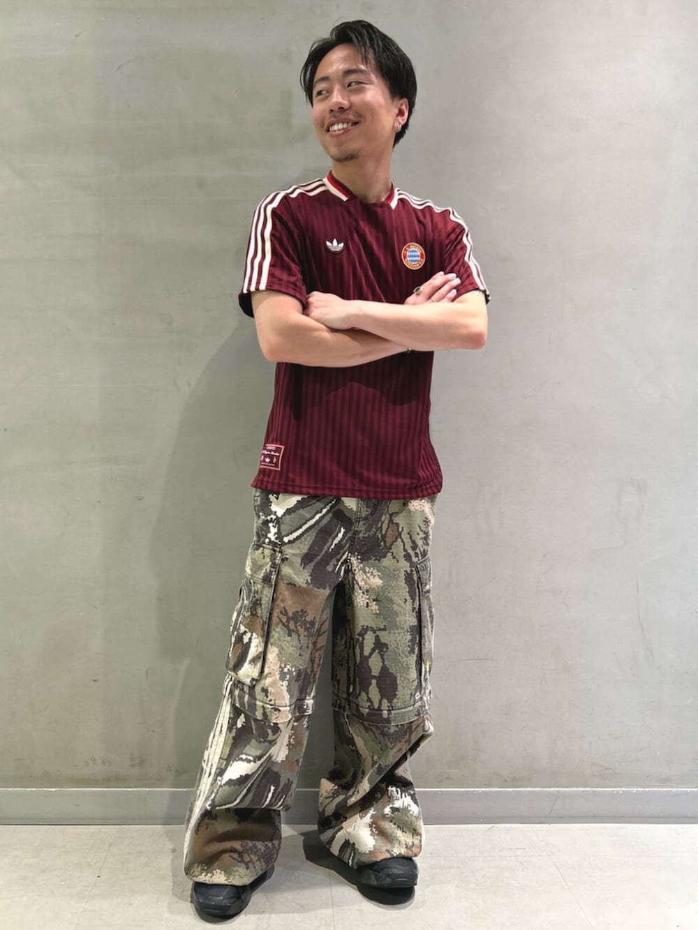 レッド系のTシャツ/カットソー、その他のパンツ、ブラック系のスニーカーを着用したメンズの夏コーディネートの2枚目の写真