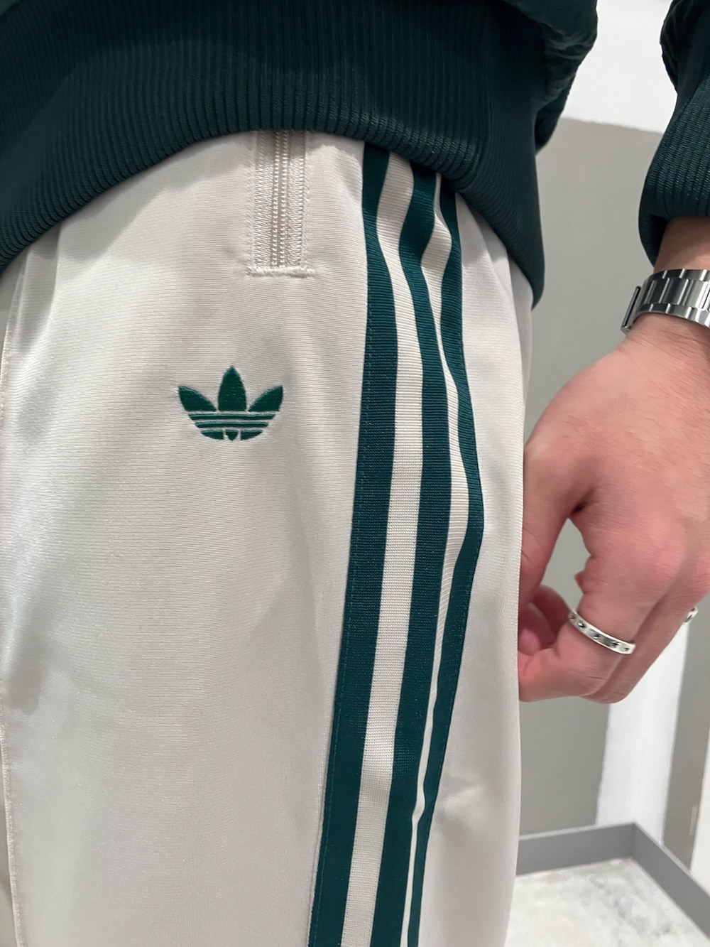 KRさんの「Mono トラックトップ（adidas）」を使ったコーディネートの3枚目の写真