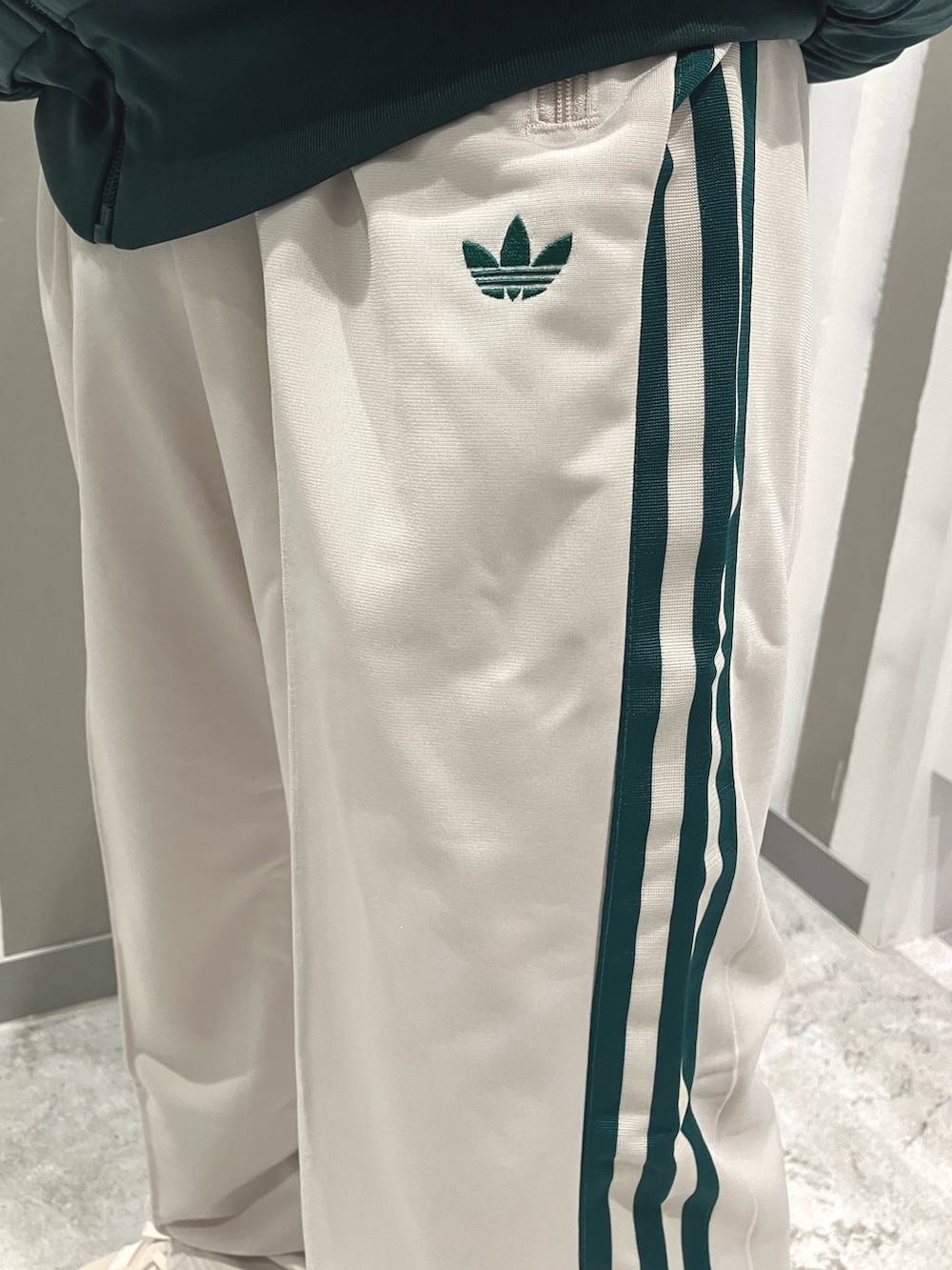 「スニーカー、adidas、アディダス、トラックパンツ、adidas originals、アディダスオリジナルス、ベルン、ベッケンバウアー、トラックトップ、アディカラー」｜「adidasのアディカラー クラシックス ファイヤーバード トラックトップ（ジャージ） / アディダスオリジナルス adidas Originals（ジャージ、グリーン系）」を使った、KRさん（メンズ・163cm）の秋コーディネートの4枚目の写真