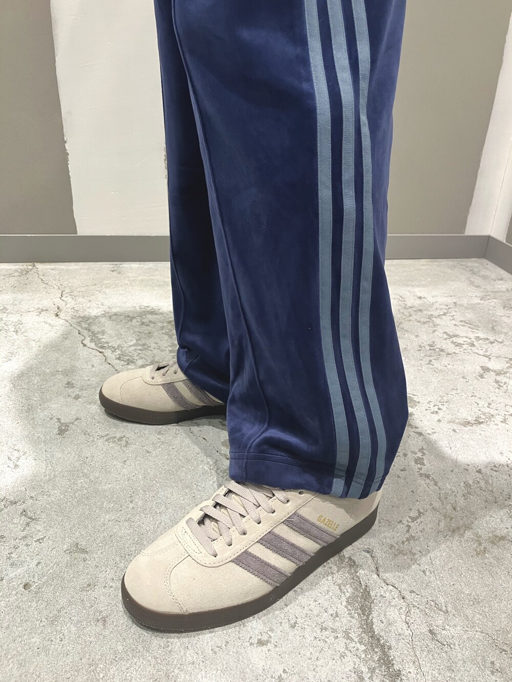 「スニーカー、adidas、アディダス、ベロア、トラックパンツ、adidas originals、アディダスオリジナルス、ベッケンバウアー、ハーフジップ、ガゼル」｜「adidasのコーデュロイ タータン ハーフジップトップ / アディダスオリジナルス adidas Originals（その他トップス、ブルー系）」を使った、KRさん（メンズ・163cm）の秋コーディネートの3枚目の写真