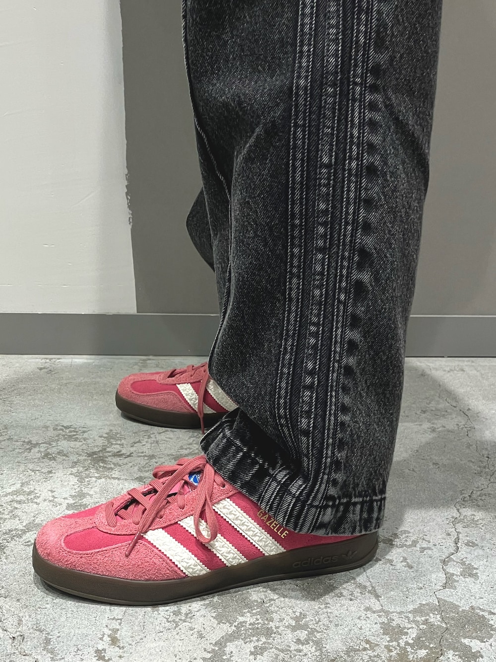 「スニーカー、adidas、ジャージ、アディダス、デニムパンツ、adidas originals、アディダスオリジナルス、サテン、トラックトップ、ガゼル」｜「adidasのルーズ サテン トラックトップ / アディダスオリジナルス adidas Originals（ジャージ、ブラック系）」を使った、KRさん（メンズ・163cm）の秋コーディネートの2枚目の写真