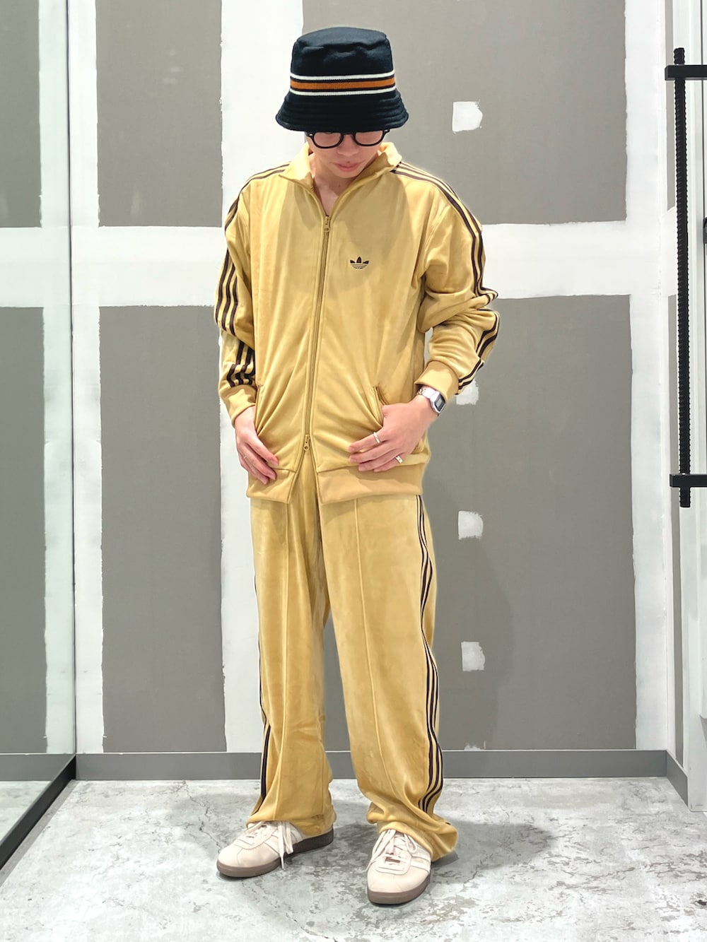 KRさんの「ベロア トラックパンツ / アディダスオリジナルス adidas Originals（adidas）」を使ったコーディネートの2枚目の写真