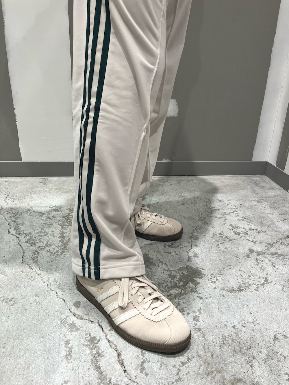 「スニーカー、adidas、アディダス、トラックパンツ、adidas originals、アディダスオリジナルス、ベルン、ベッケンバウアー、トラックトップ、アディカラー」｜「adidasのアディカラー クラシックス ファイヤーバード トラックトップ（ジャージ） / アディダスオリジナルス adidas Originals（ジャージ、グリーン系）」を使った、KRさん（メンズ・163cm）の秋コーディネートの2枚目の写真