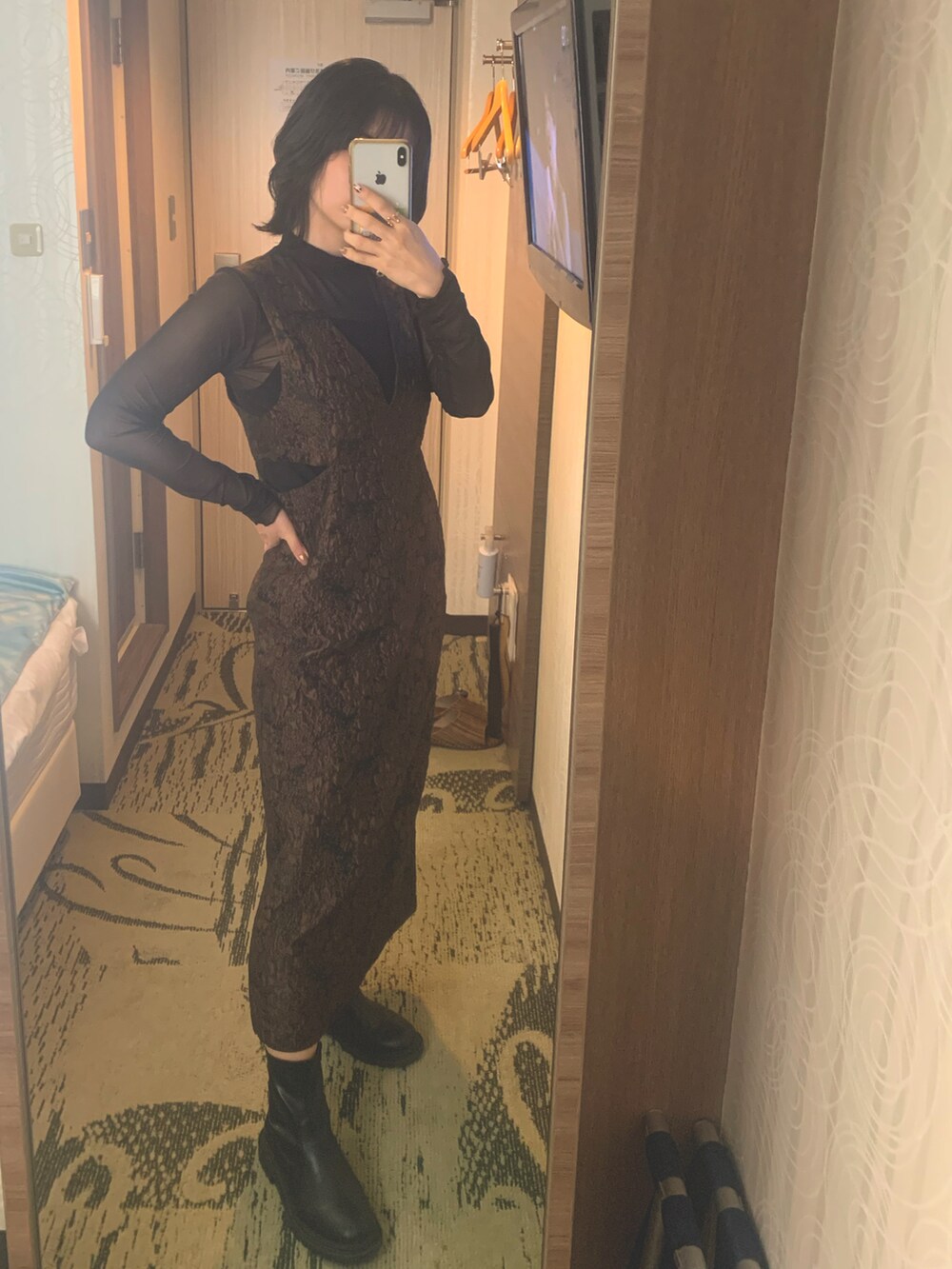 ブラウン系のワンピース、ブラック系のTシャツ/カットソーを着用したレディースの秋コーディネートの2枚目の写真