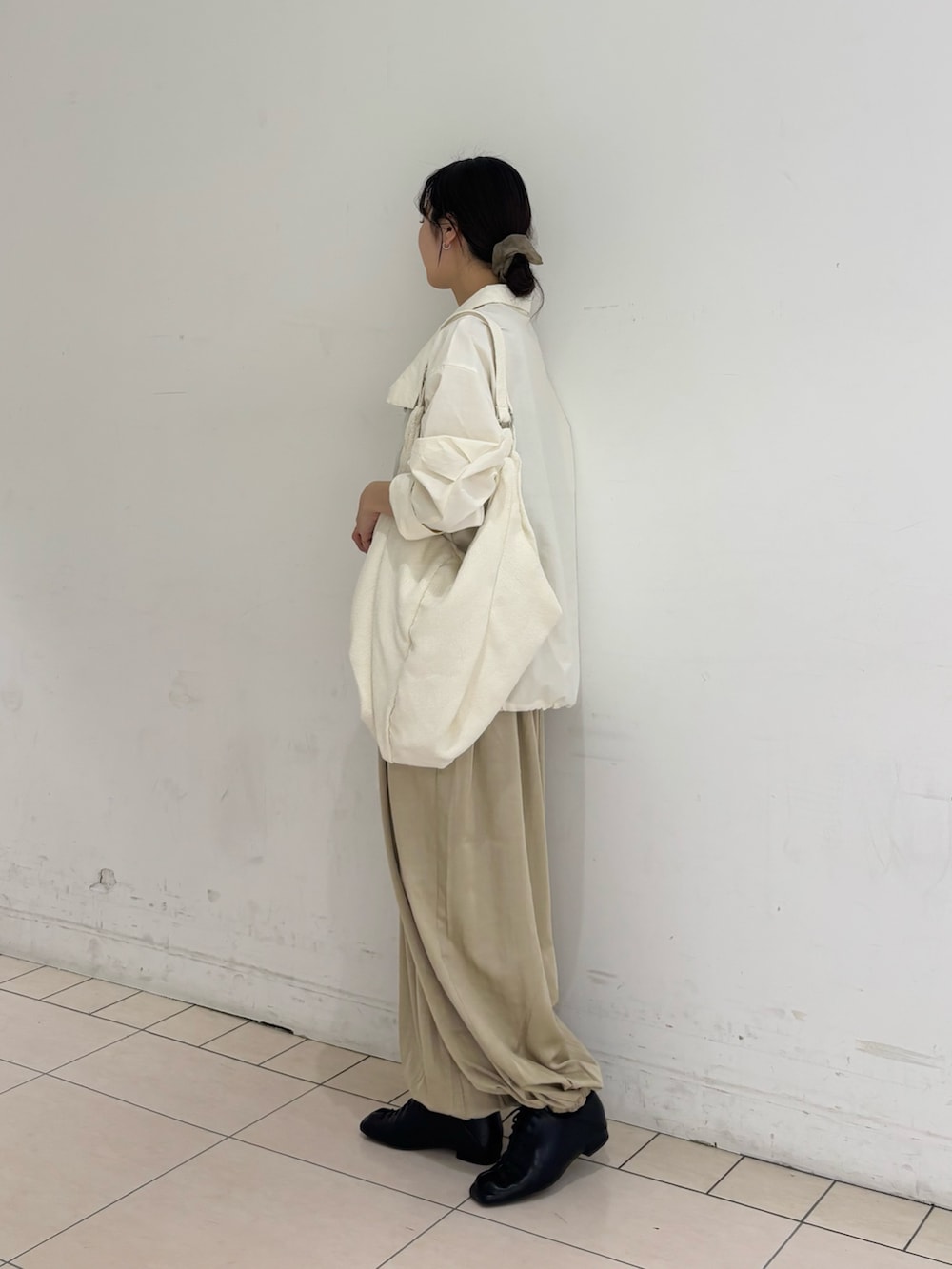 ベージュ系のその他パンツ、ホワイト系のその他アウター、ホワイト系のトートバッグを着用したレディースの春コーディネートの3枚目の写真