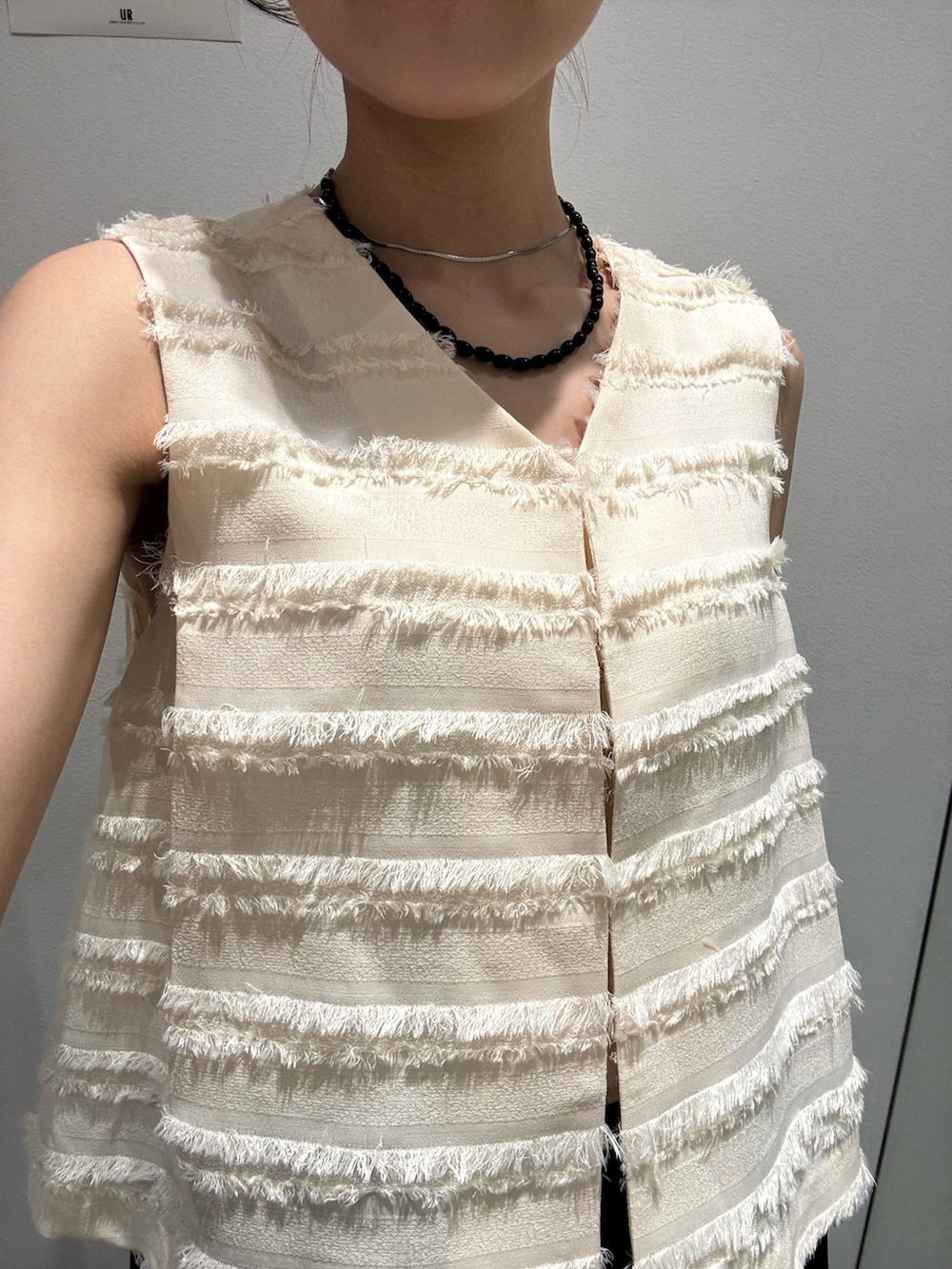 ブラウン系のその他パンツ、ホワイト系のベストを着用したレディースの春コーディネートの4枚目の写真