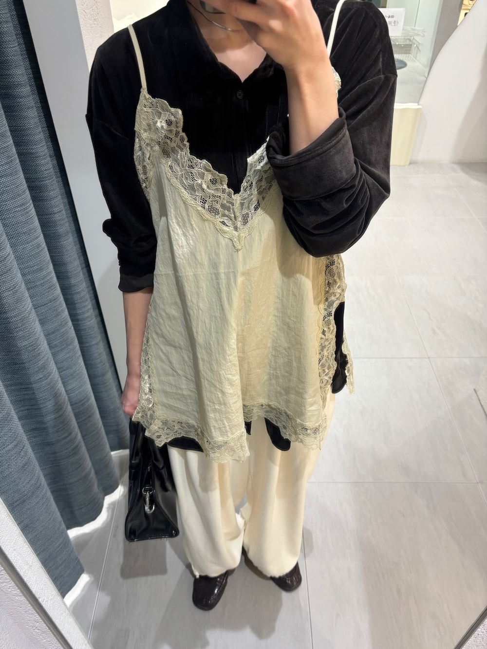 ホワイト系のその他パンツ、ブラック系のボストンバッグ、ブラウン系のシャツ/ブラウスを着用したレディースの冬コーディネートの3枚目の写真