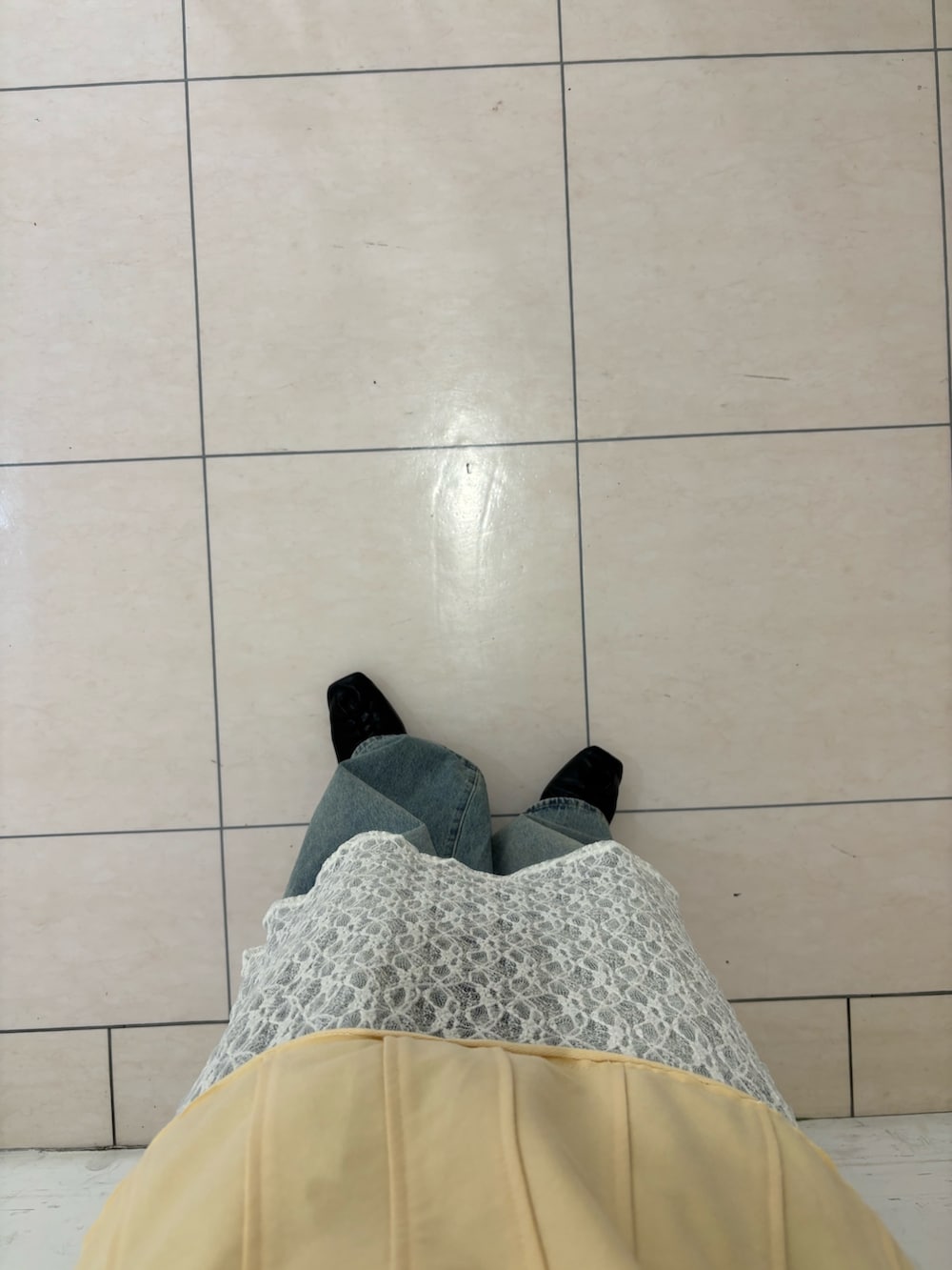 ブルー系のデニムパンツ、ホワイト系のワンピース、イエロー系のTシャツ/カットソーを着用したレディースの春コーディネートの5枚目の写真