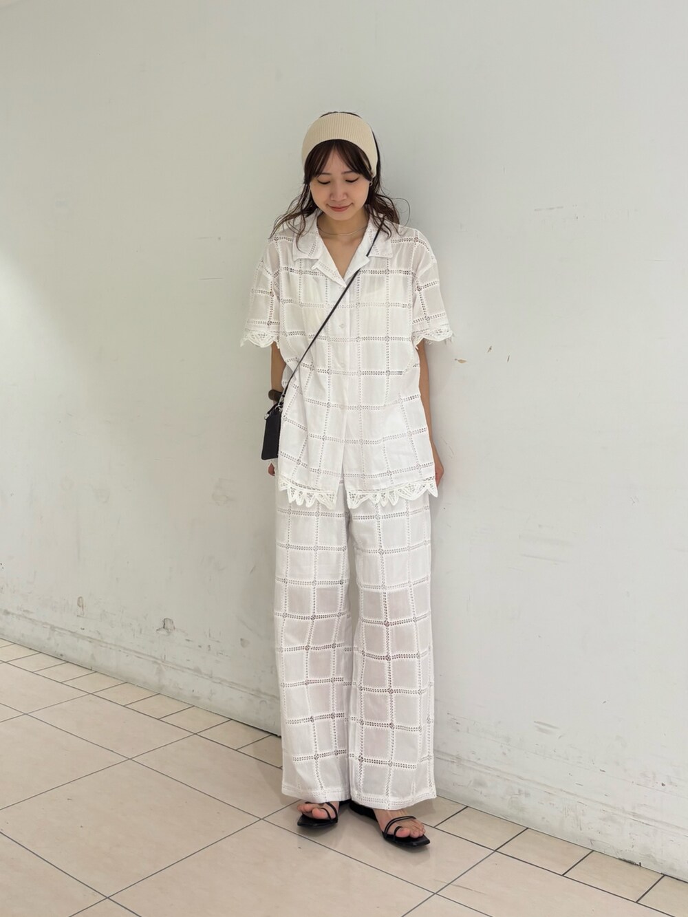 ホワイト系のその他パンツ、ホワイト系のシャツ/ブラウスを着用したレディースの春コーディネートの2枚目の写真