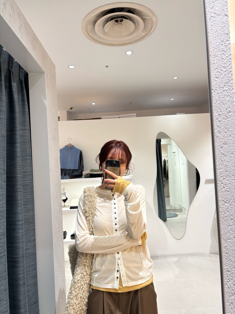 ブラウン系のその他パンツ、ホワイト系のTシャツ/カットソー、ホワイト系のショルダーバッグを着用したレディースの秋コーディネートの4枚目の写真