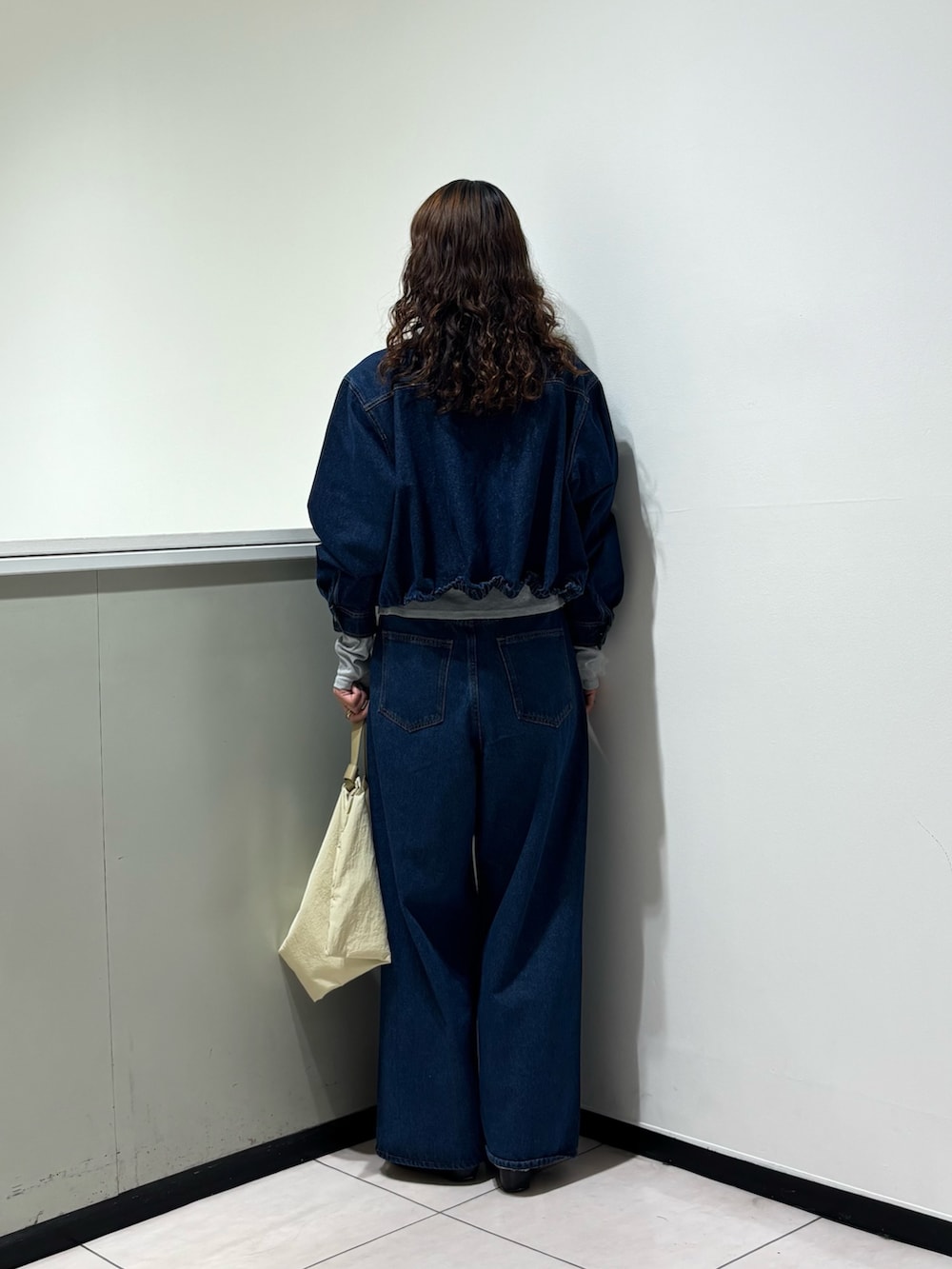 ブルー系のデニムジャケット、ブルー系のデニムパンツ、ブルー系のTシャツ/カットソーを着用したレディースの秋コーディネートの3枚目の写真