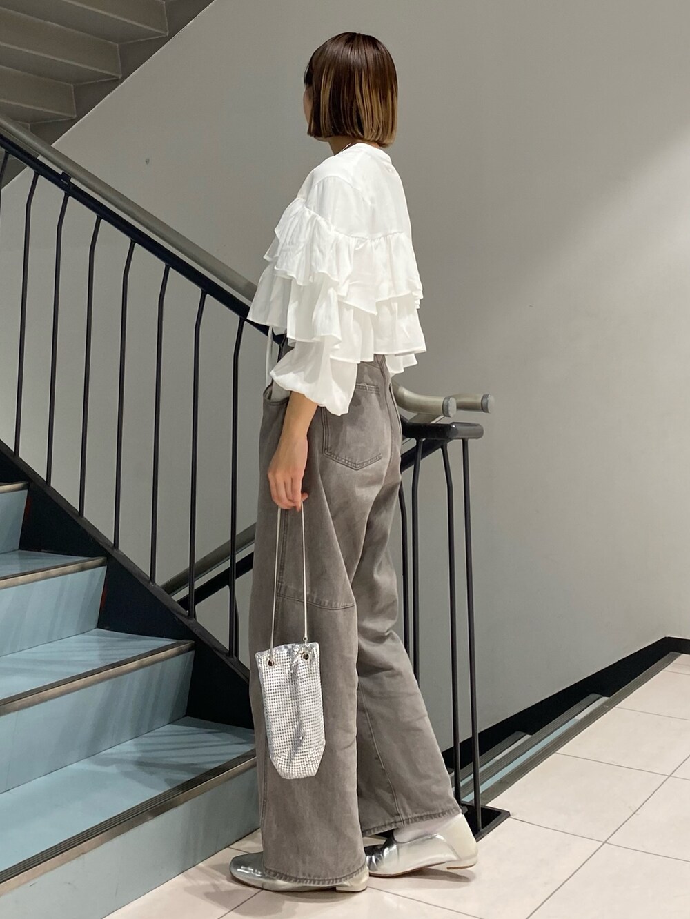 ホワイト系のシャツ/ブラウス、ホワイト系のTシャツ/カットソー、シルバー系のショルダーバッグを着用したレディースの春コーディネートの2枚目の写真