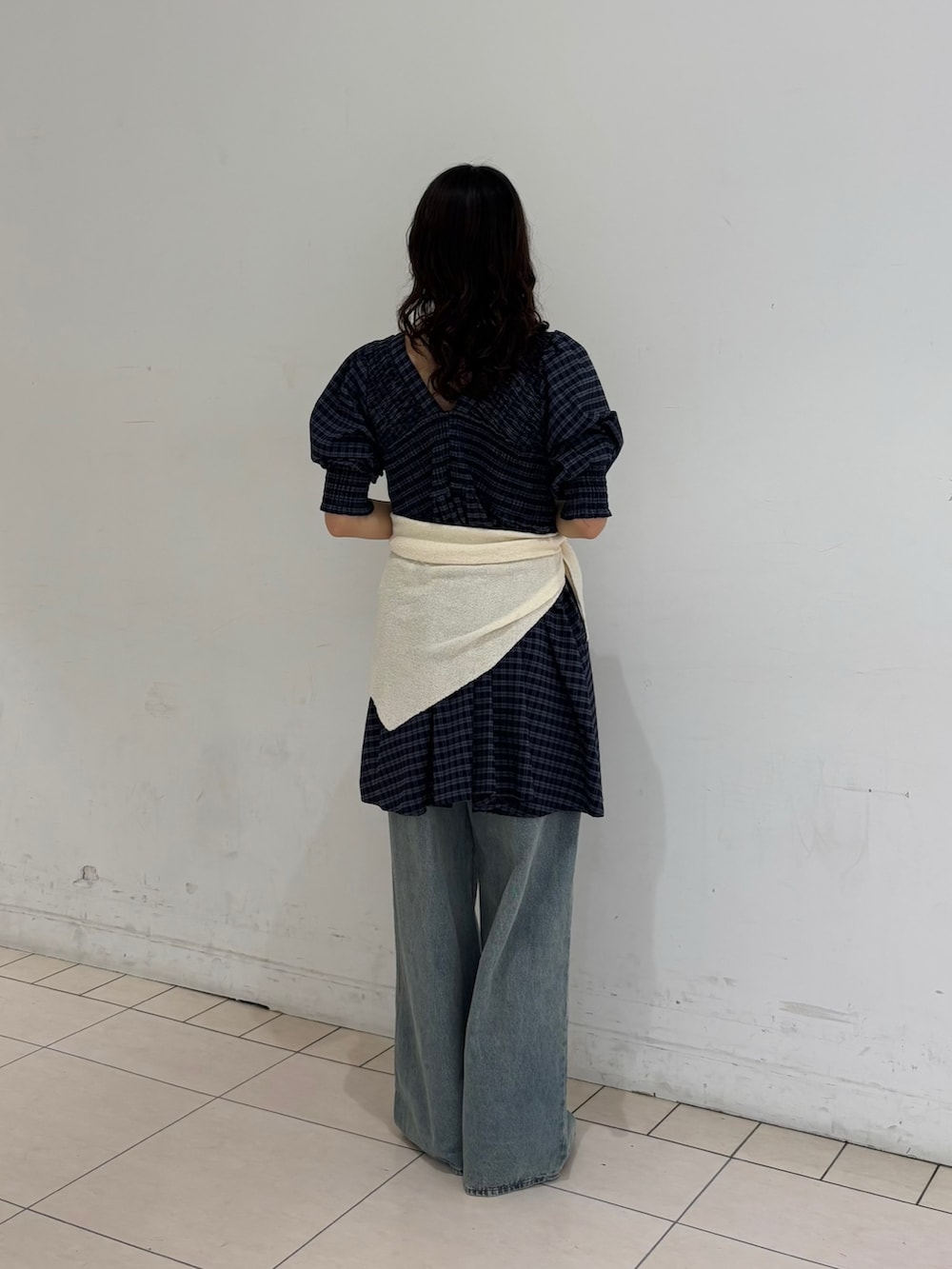 ブルー系のデニムパンツ、ブルー系のワンピース、ブラック系のその他シューズを着用したレディースの春コーディネートの3枚目の写真