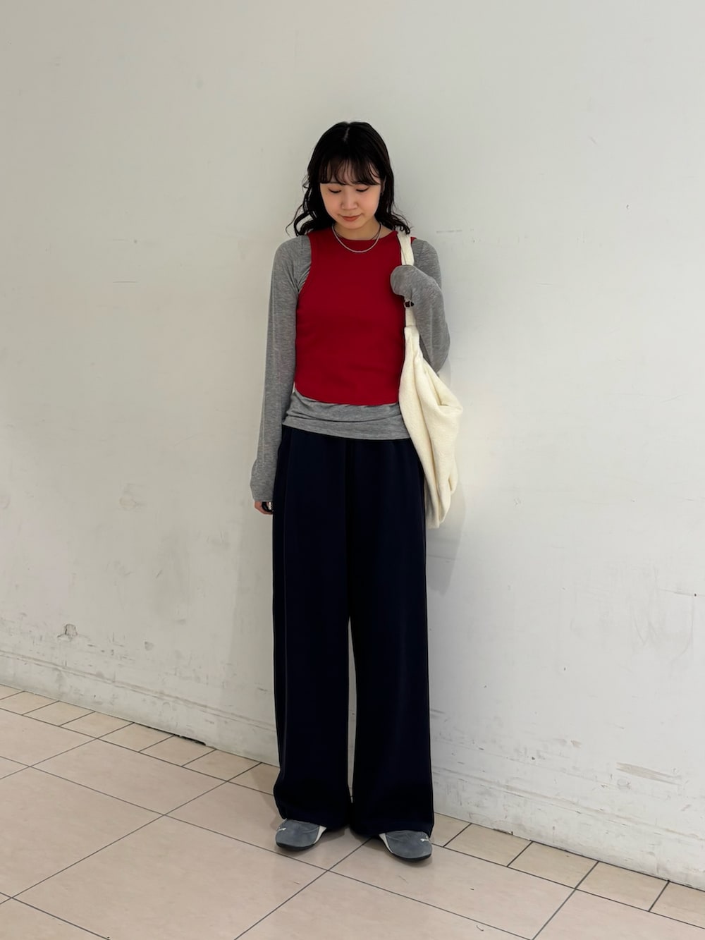 ブルー系のその他パンツ、グレー系のTシャツ/カットソー、レッド系のタンクトップを着用したレディースの春コーディネートの2枚目の写真