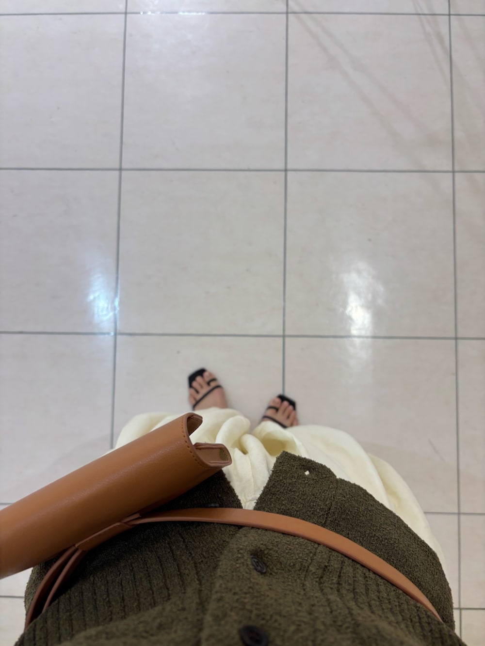 グリーン系のニット/セーター、ホワイト系のその他パンツ、イエロー系のボディバッグ/ウエストポーチを着用したレディースの夏コーディネートの4枚目の写真