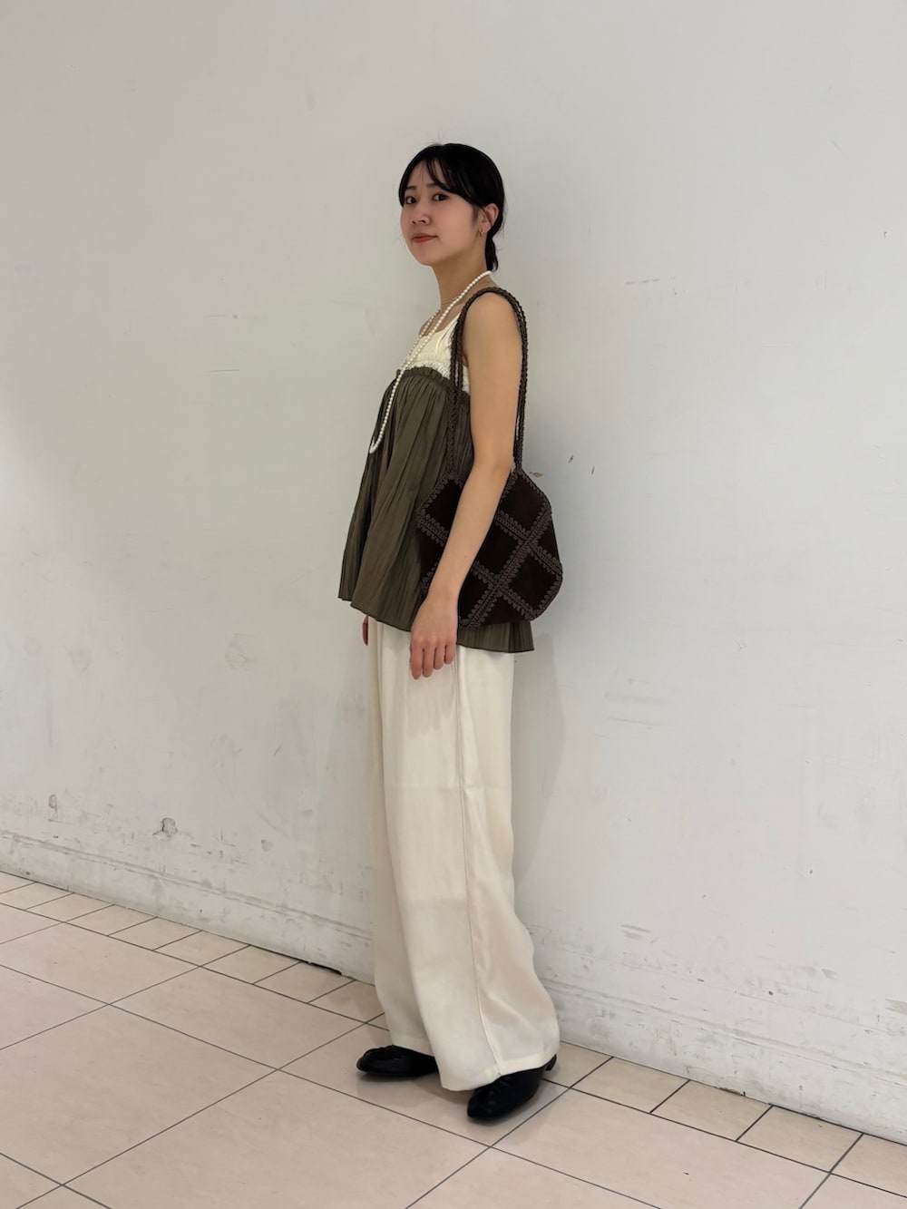 グリーン系のその他トップス、ホワイト系のタンクトップ、ホワイト系のその他パンツを着用したレディースの春コーディネートの2枚目の写真
