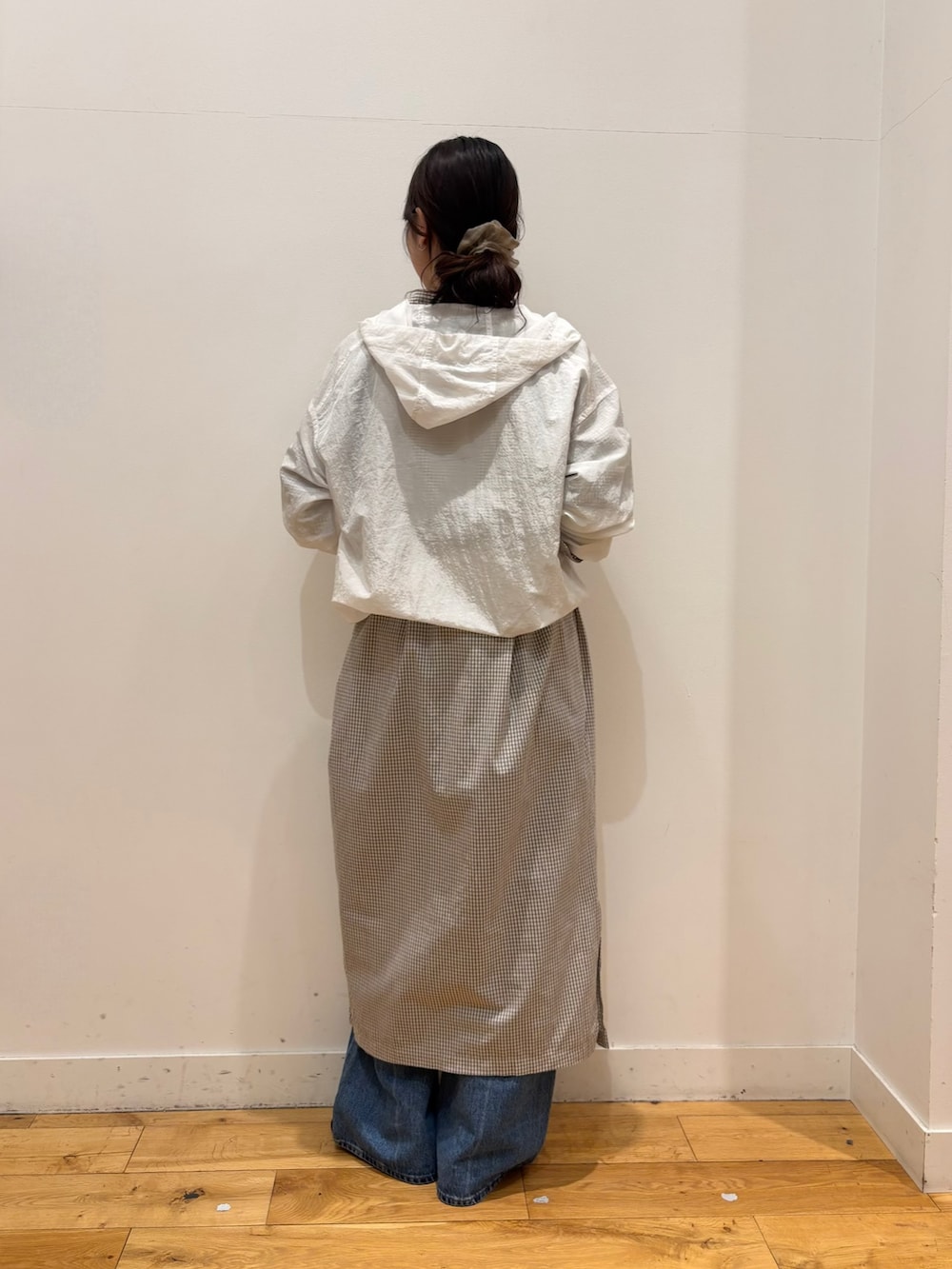 その他のワンピース、ホワイト系のパーカー、ブルー系のデニムパンツを着用したレディースの春コーディネートの2枚目の写真